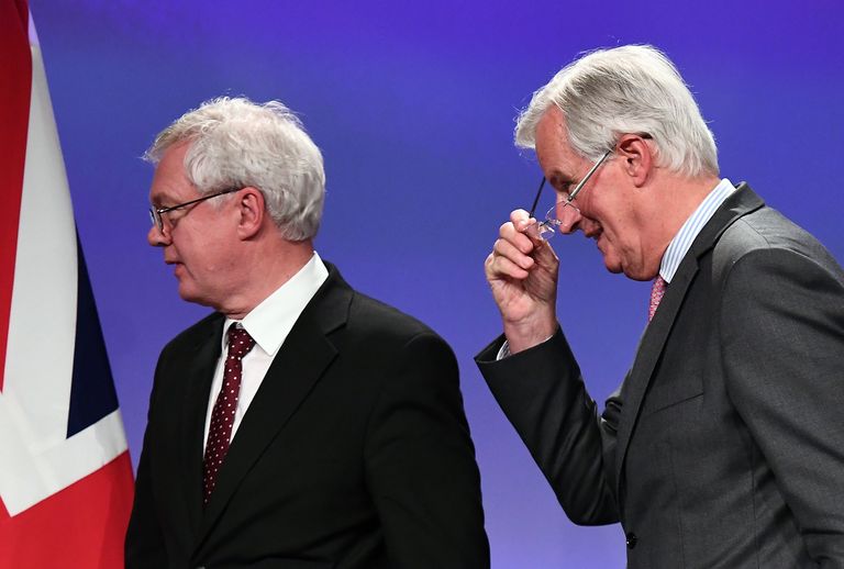 Briti Brexiti-läbirääkija David Davis (vasakul) ja ELi Brexiti- läbirääkija Michel Barnier (paremal). Foto: EMMANUEL DUNAND/AFP/Scanpix