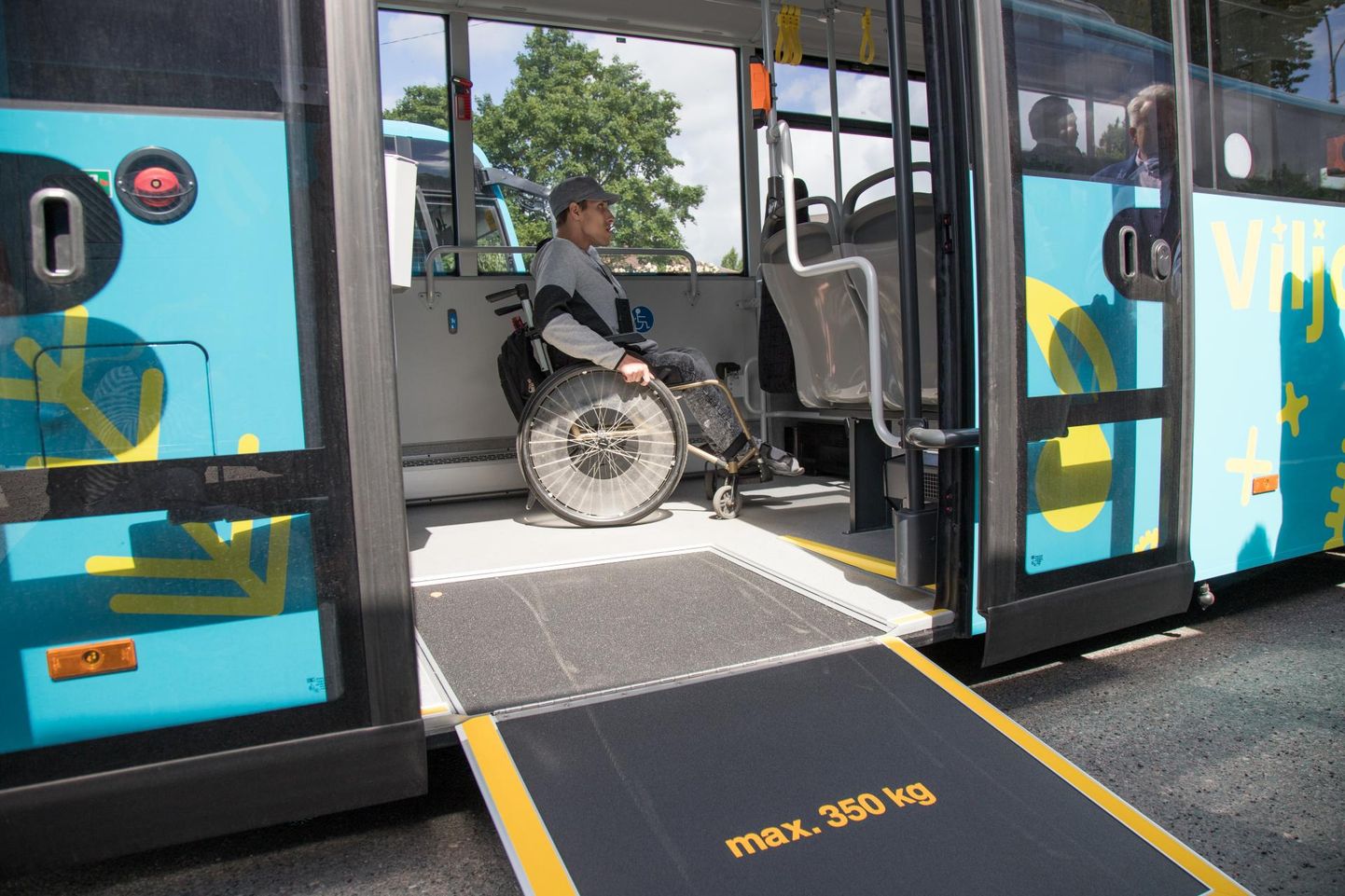 Tasuta sõita saama pidavaid eelkooliealisi ja puuetega inimesi see trall otse ei mõjuta. Bussiettevõtted ja riik peavad lihtsalt omavahel lahenduse leidma, kes maksab kulu. Pildil viljandlane Martin Nagel.