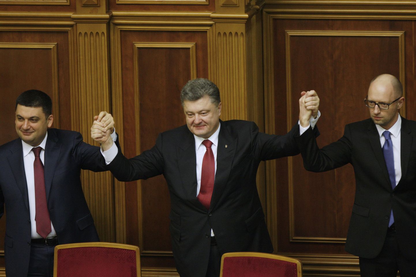 Äsja parlamendispiikriks saanud Volodõmõr Groisman,  president Petro Porošenko ja peaminister Arseni Jatsenjuk parlamendi esiemsel istungil pärast valimisi.