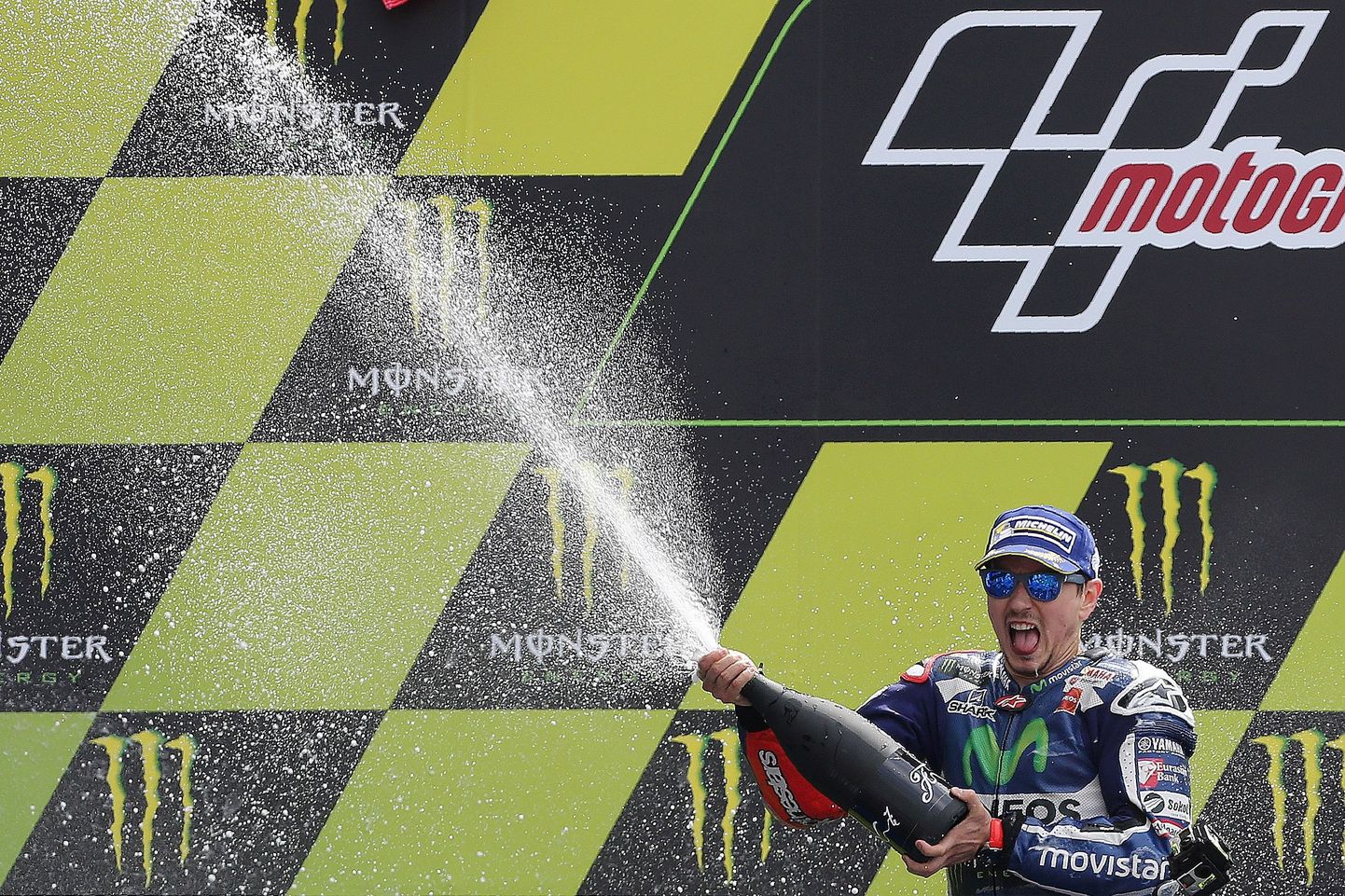 Jorge Lorenzo tähistamas Prantsuse GP võitu.
