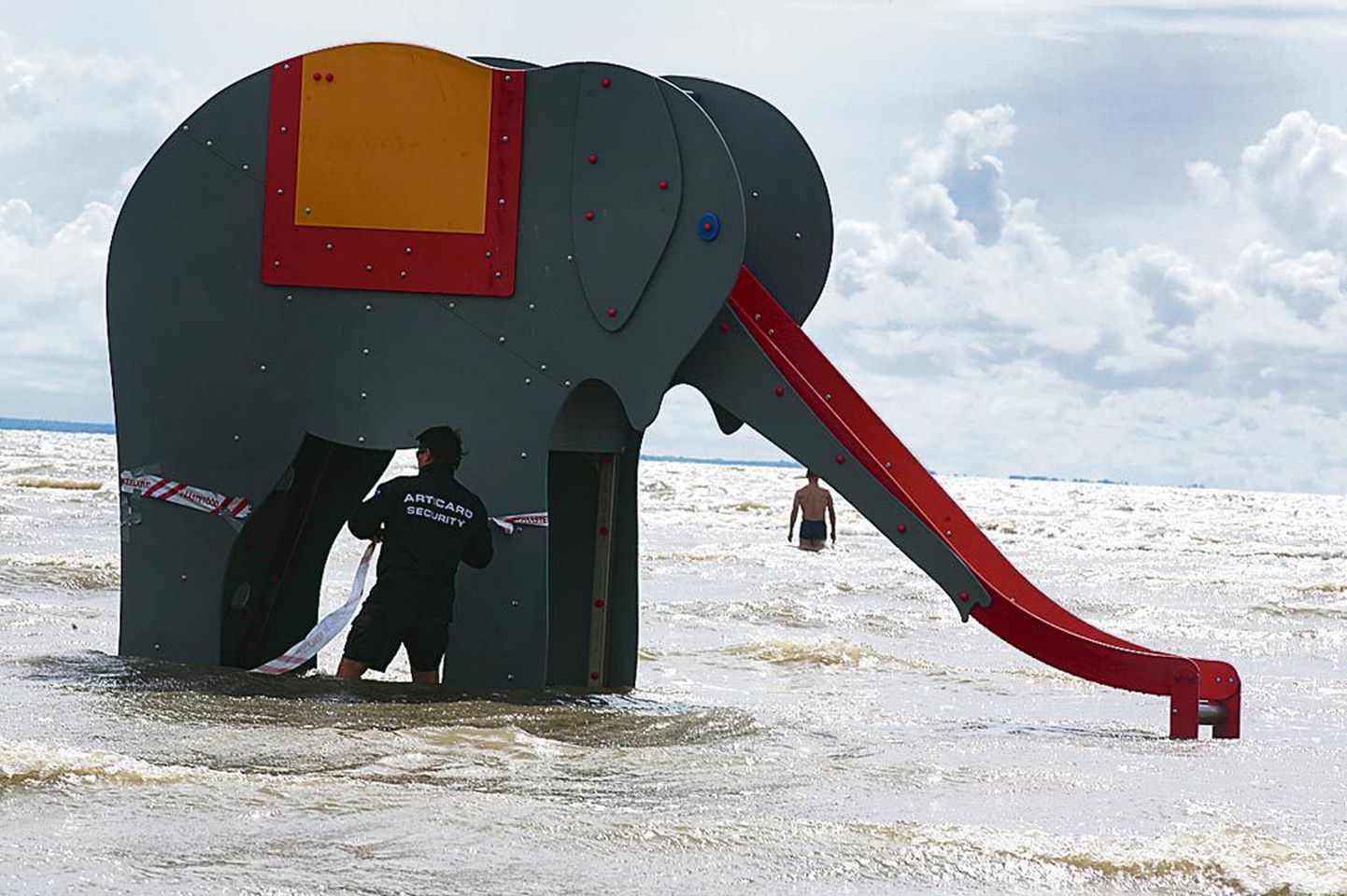 Eile lõuna paiku piirati Pärnu rannas asuv elevandikujuline liumägi ohulintidega.