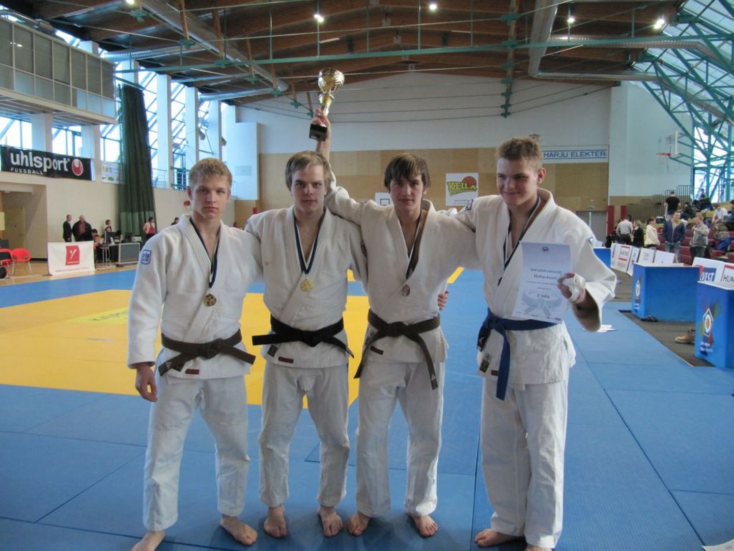 Andre Seppa (vasakult teine) ja Tevol Tamm (vasakult kolmas) koos klubikaaslastega Eesti juunioride meistrivõitlustel.