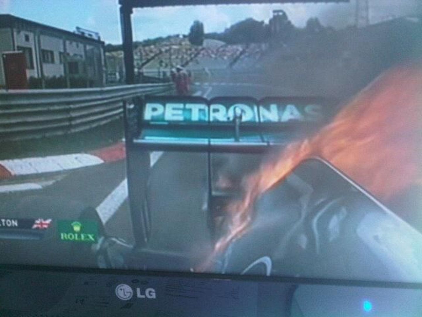 Lewis Hamiltoni vormel süttis kvalifikatsioonisõidus põlema.