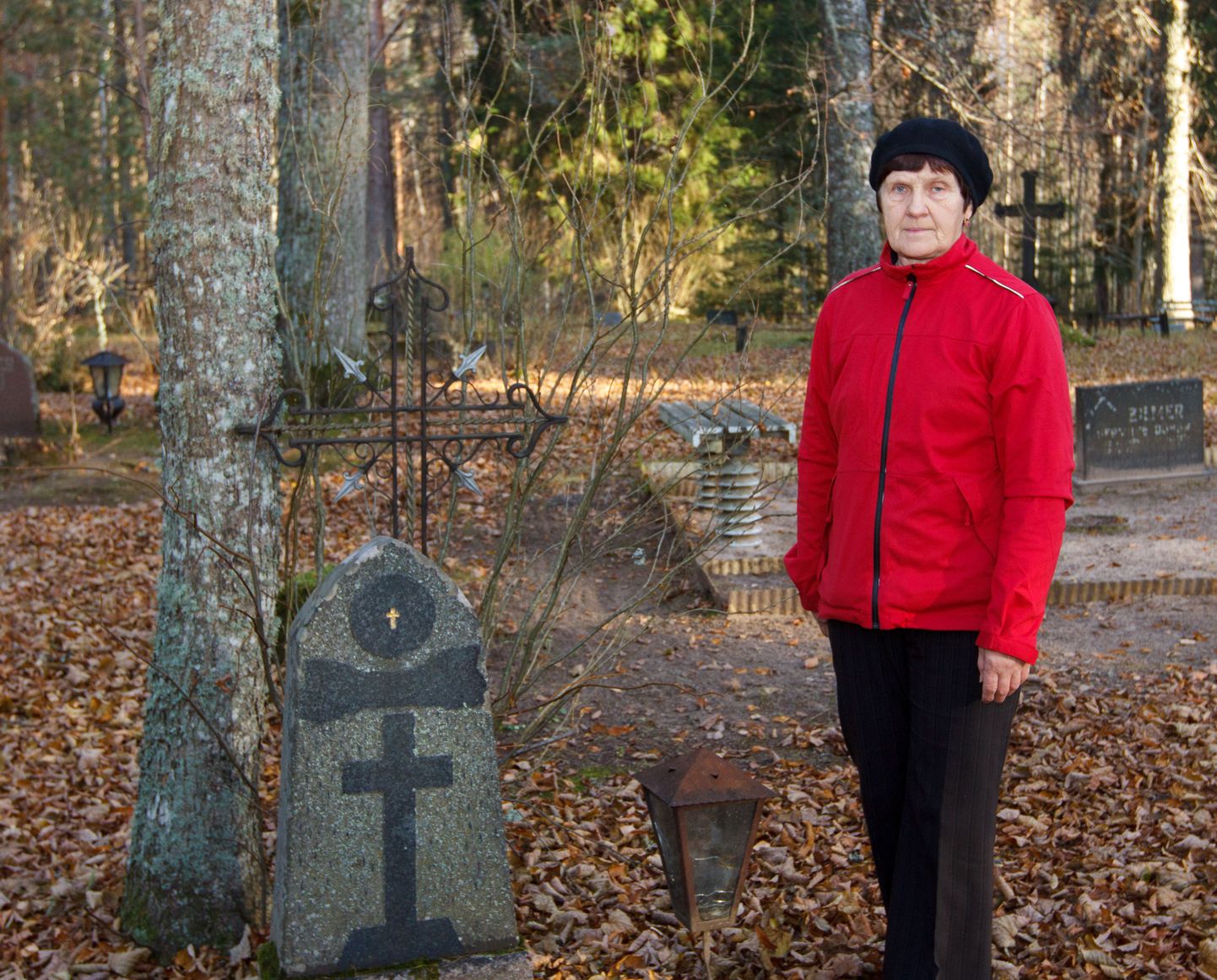 Laanemetsa kalmistuvaht Kersti Kronberg, kes on oma tööd tublisti teinud juba 20 aastat, näitab kohaliku ravitseja Vana Suri ehk Kusta Taitsi hauaplatsi Laanemetsa kalmistul.