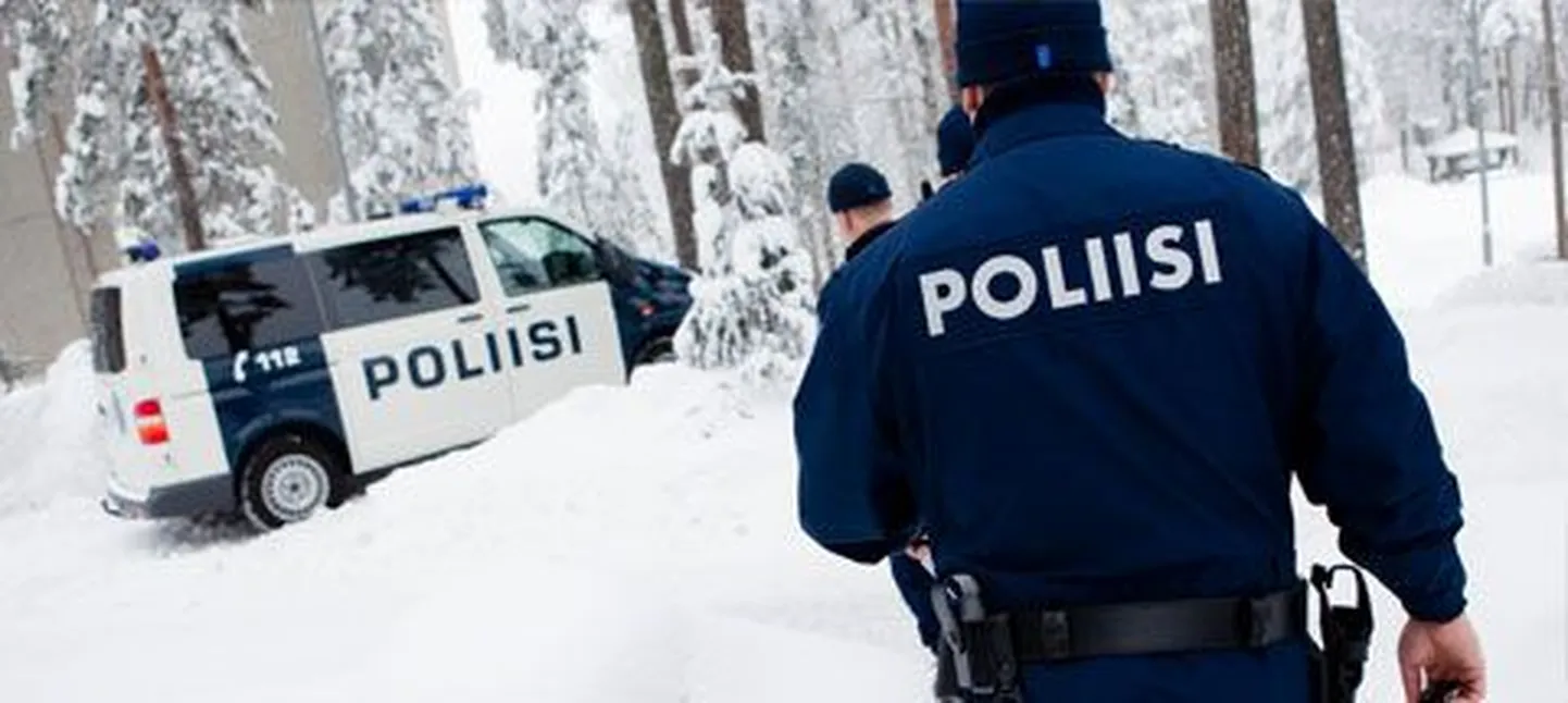Финские полицейские и полицейская машина.