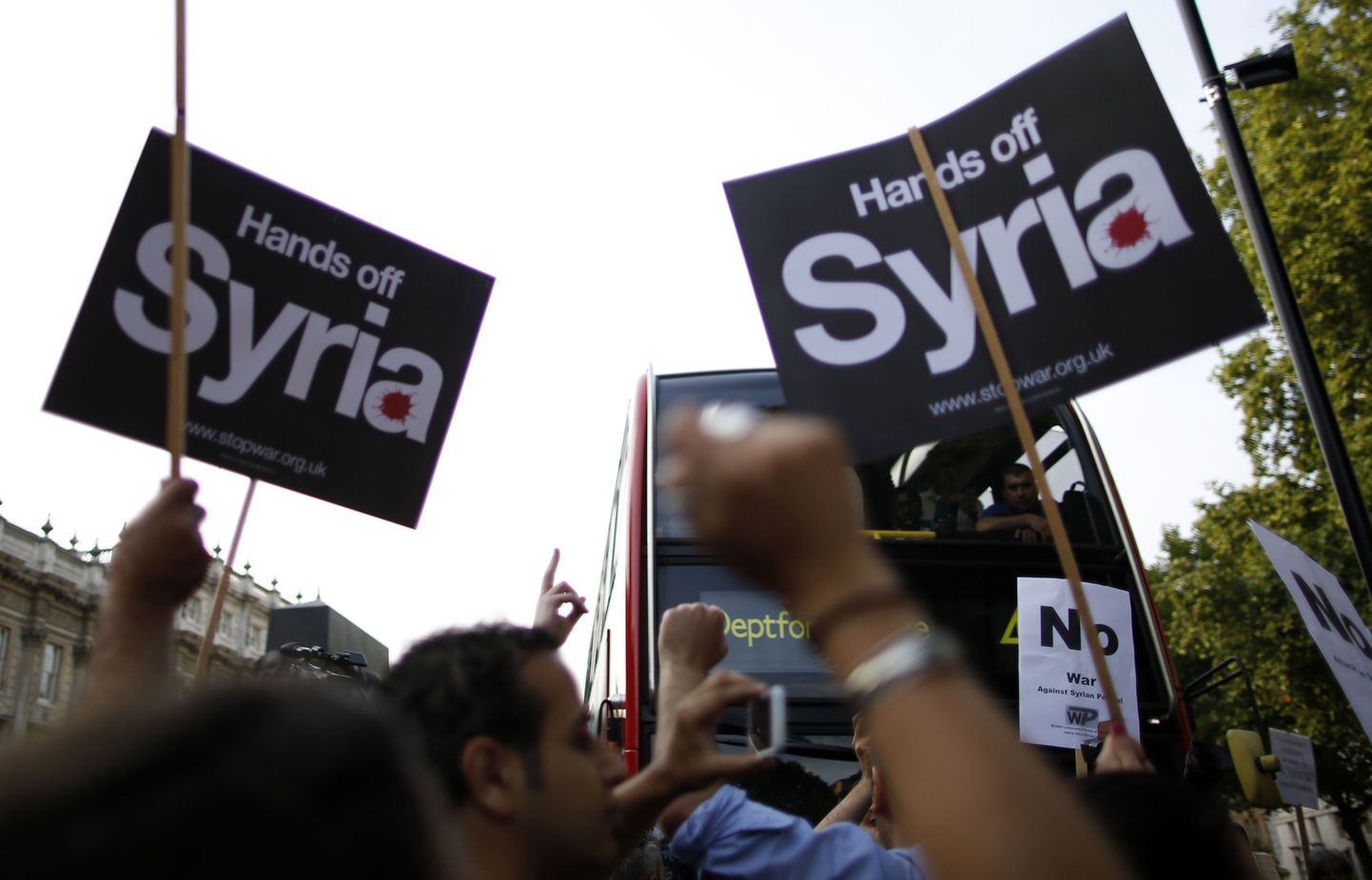 Уличные протесты в Лондоне: люди возмущены намерением британских властей развязать вооруженное нападение на Сирию блока НАТО и США.