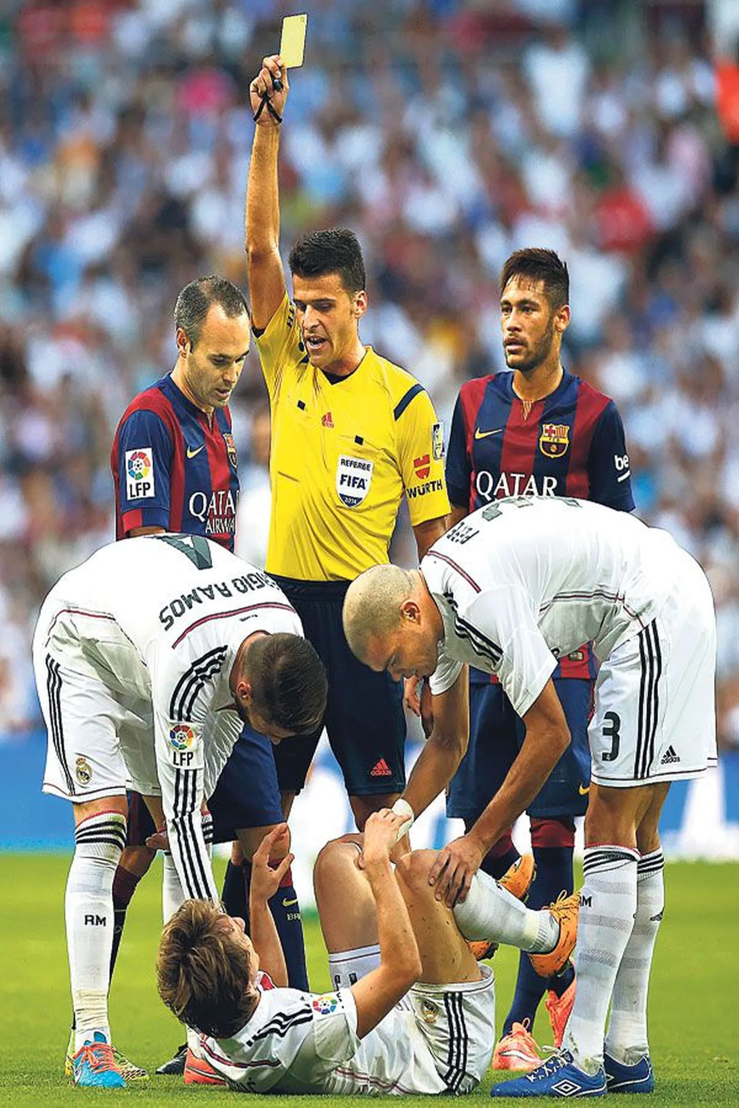 В матче с Real судья назначил футболисту Barcelona Иньеста наказание в виде желтой карточки.