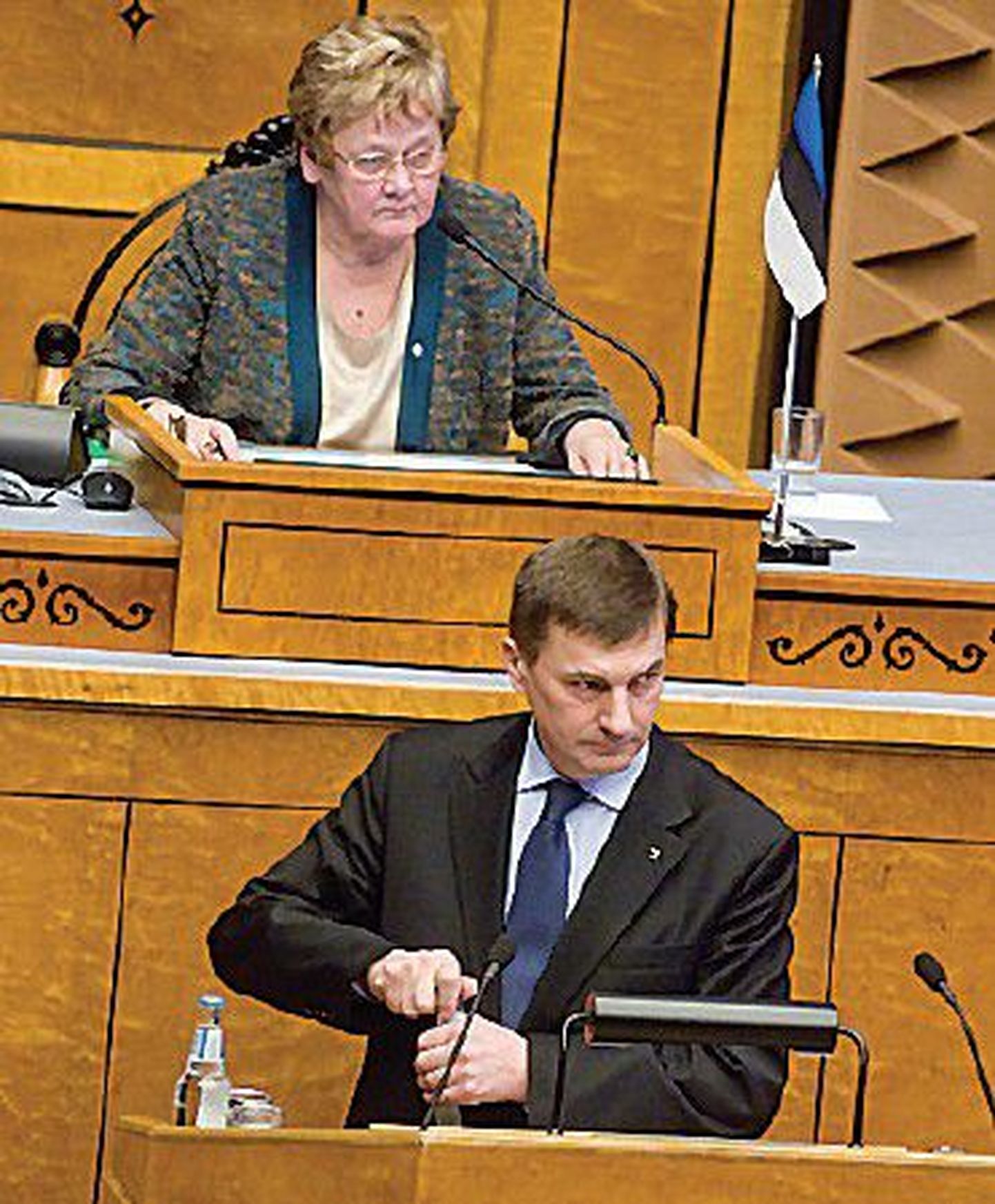 В понедельник Андрус Ансип отвечал на вопросы парламентариев. На заднем плане спикер Рийгикогу Эне Эргма.