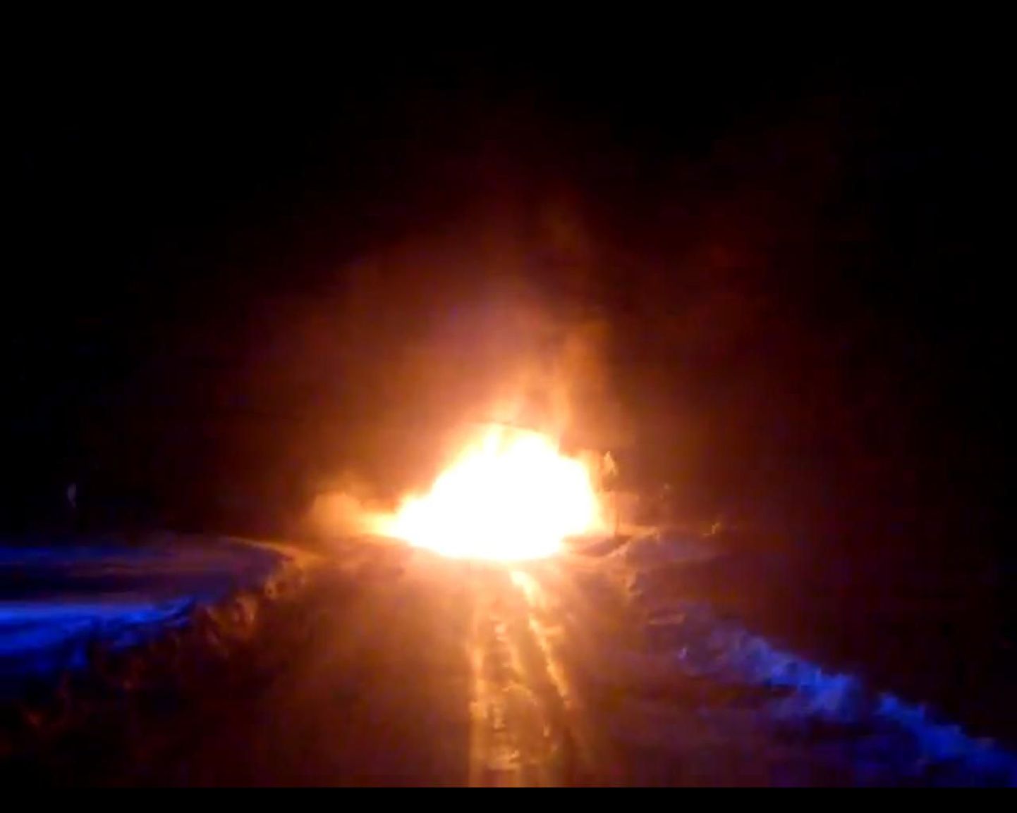 Pärnumaal Ares põles eile suure leegiga veoauto.