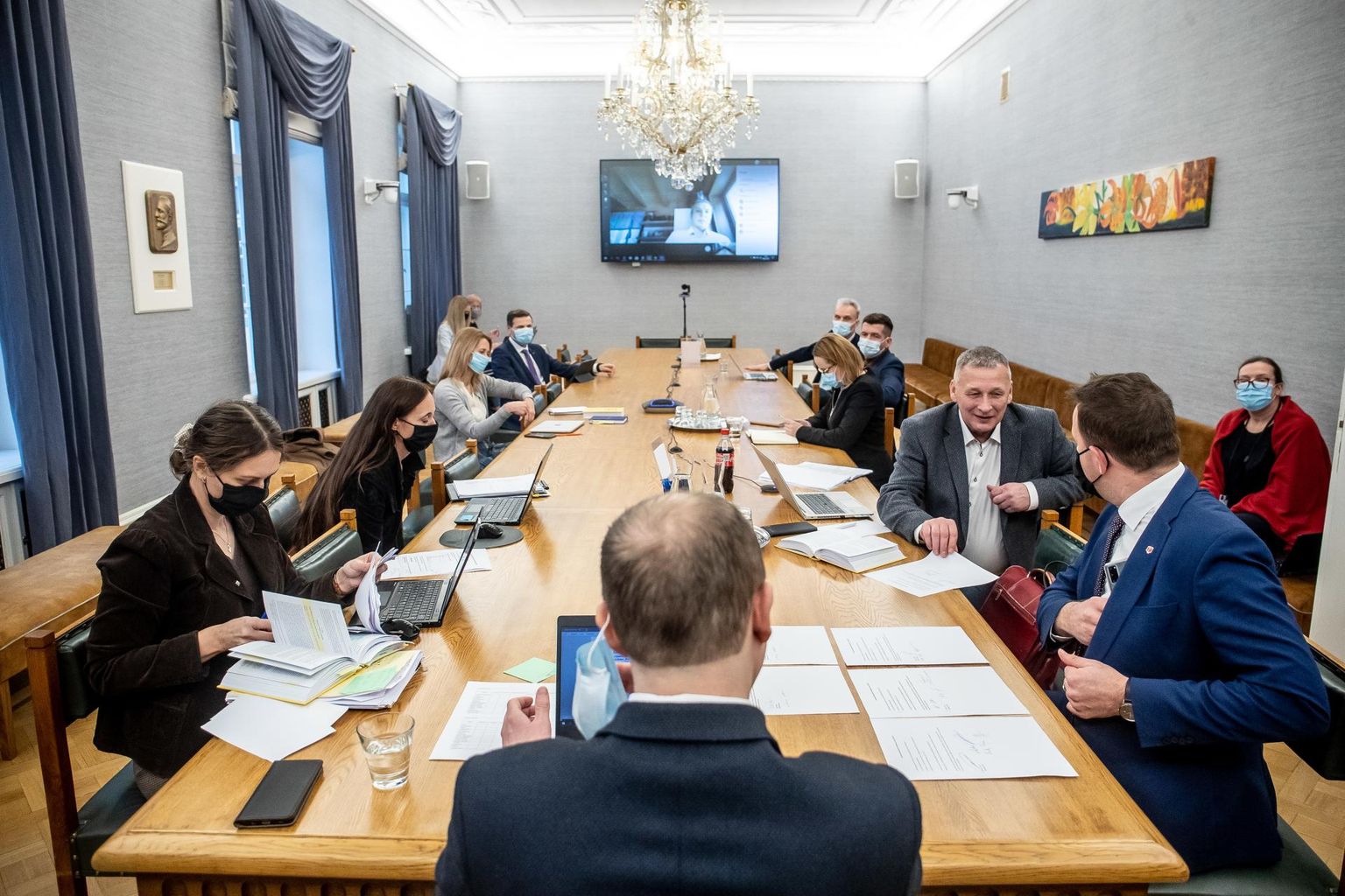 Koalitsioon püüab põhiseaduskomisjonis täna abielureferendumi eelnõu muudatusettepanekuid grupeerida, et need täiskogus kobaratena maha hääletada.