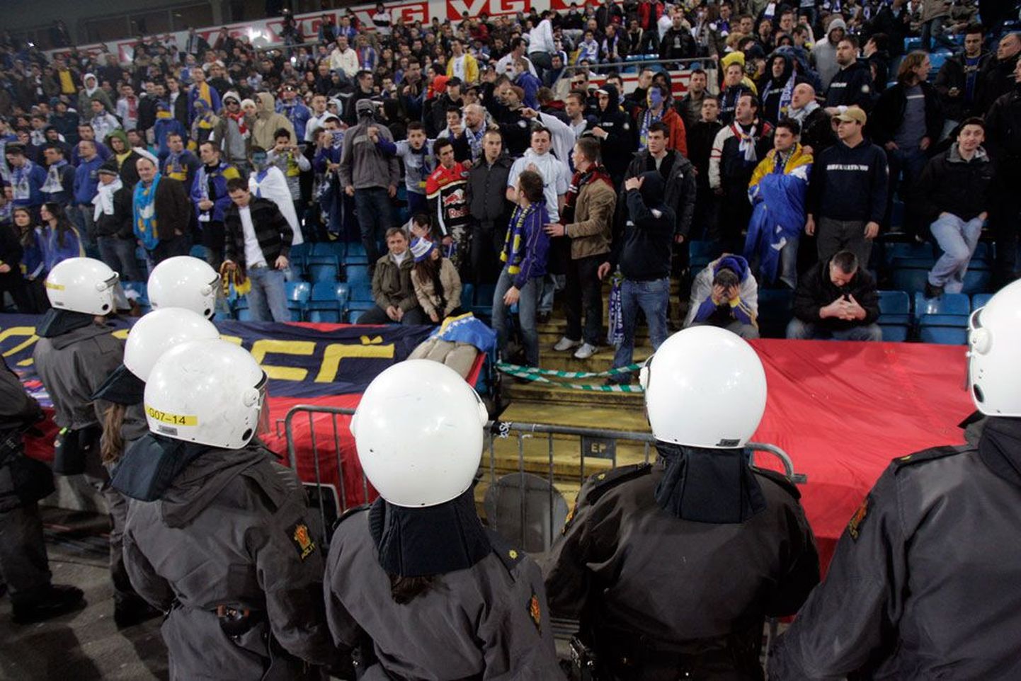 Maailma jalgpallis halvas kirjas olevatele Bosnia ja Hertsegoviina fännidele pööravad politseiüksused erilist tähelepanu.