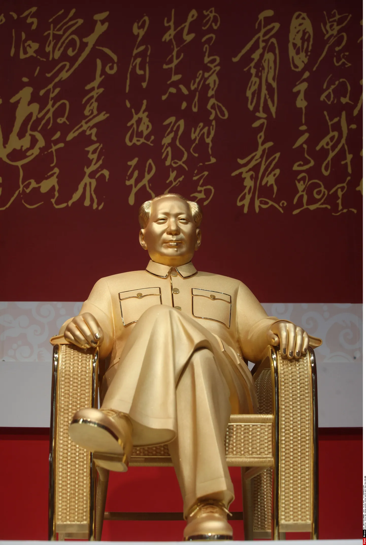 Hiina Kommunistliku Partei kunagise juhi Mao Zeongi kullast kuju Shenzhenis toimunud näitusel.