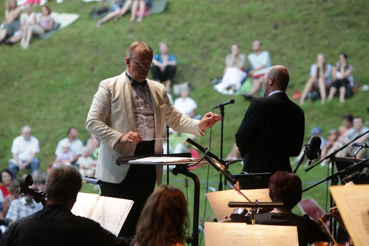 Vanemuise sümfooniaorkestri suvekontsert 2012. aastal Kassitoome orus. Dirigeerib Paul Mägi, laulab René Soom.