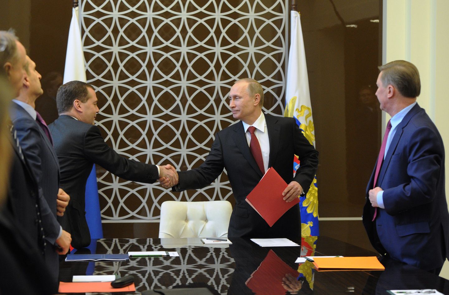 Vene president Vladimir Putin kätlemas peaministri Dmitri Medvedeviga. Paremal riigipea administratsiooni ülem Sergei Ivanov.