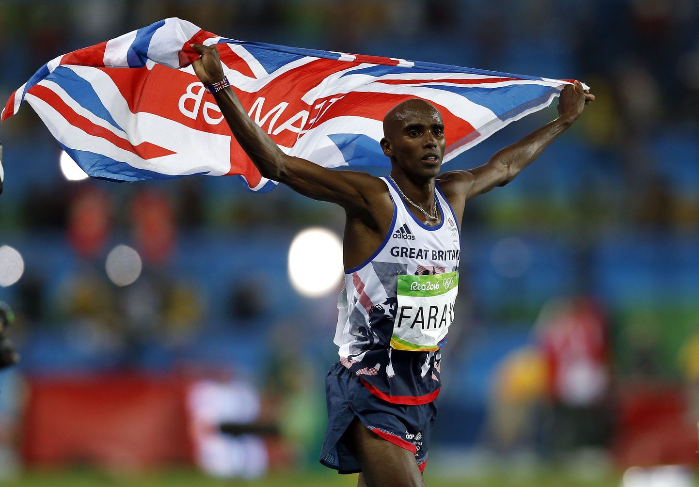 Mo Farah tähistamas Rio olümpial meeste 10 000 meetri jooksu võitu.