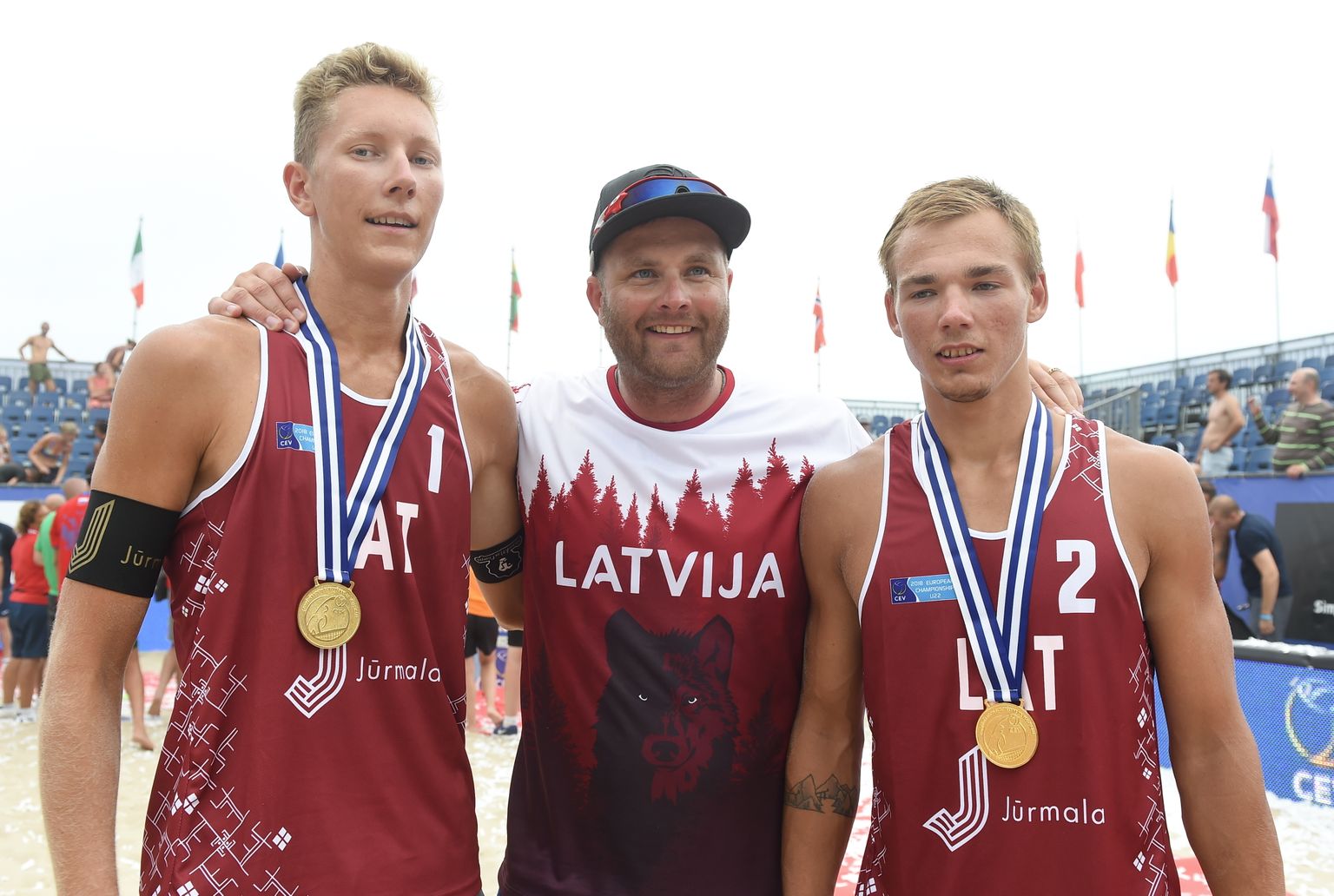 Treener Lauris Iecelnieks (keskel) 2018. aastal koos toona U22 Euroopa meistriks tulnud lätlastest hoolealuste Mihails Samoilovsi ja Kristaps Šmitsiga.