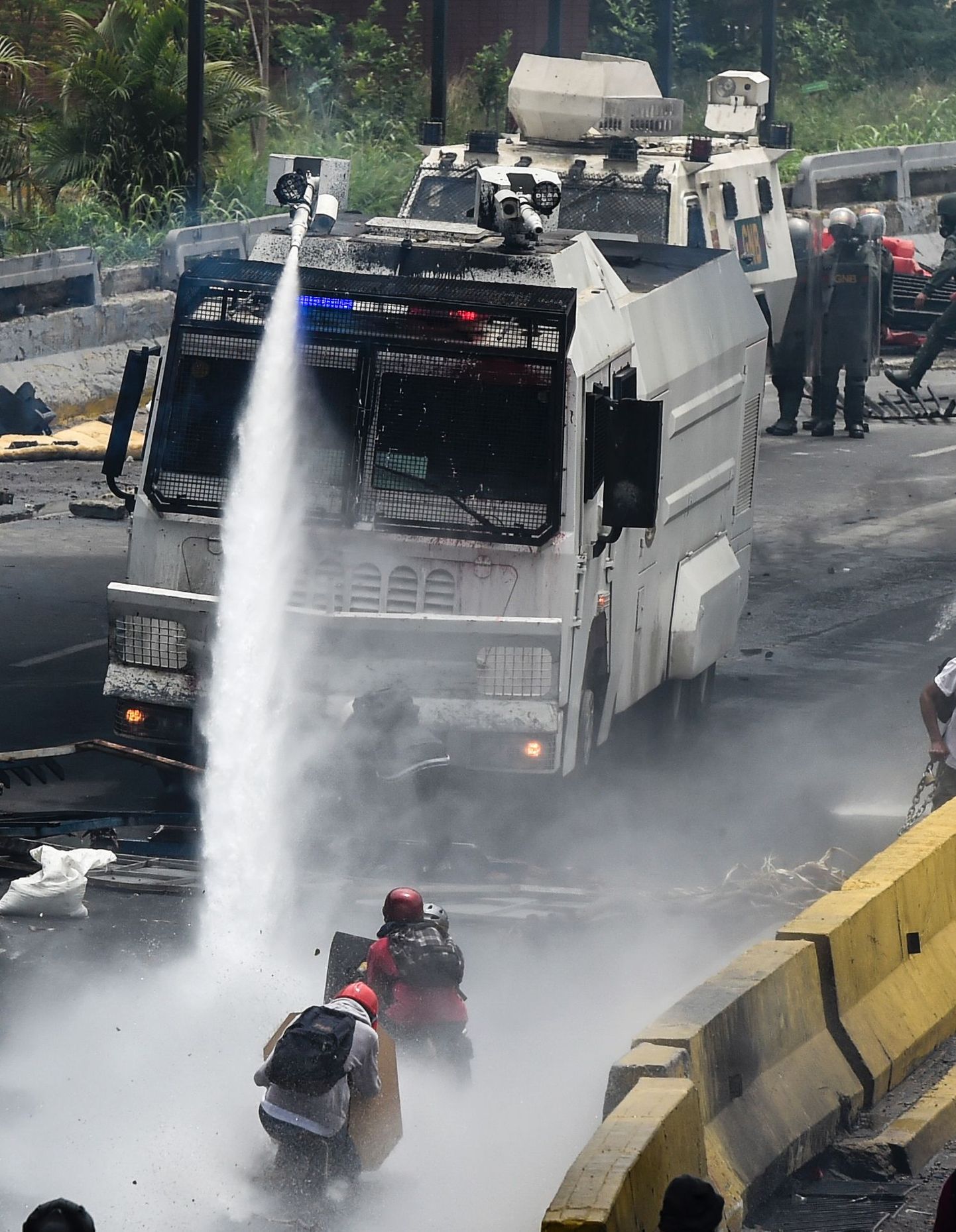 Venezuela politsei tulistas tuhandete meeleavaldajate sekka pisargaasi.