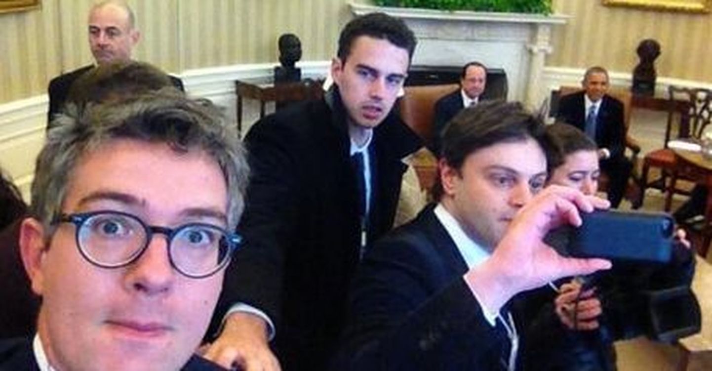 Prantsuse ajakirjanikud Valge Maja Ovaalkabinetis selfiesid tegemas