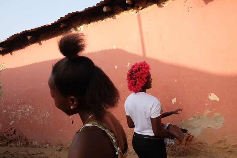 Guinea-Bissau. Kaks tüdrukut Bissaus iga-aastaseks karnevaliks valmistumas. 