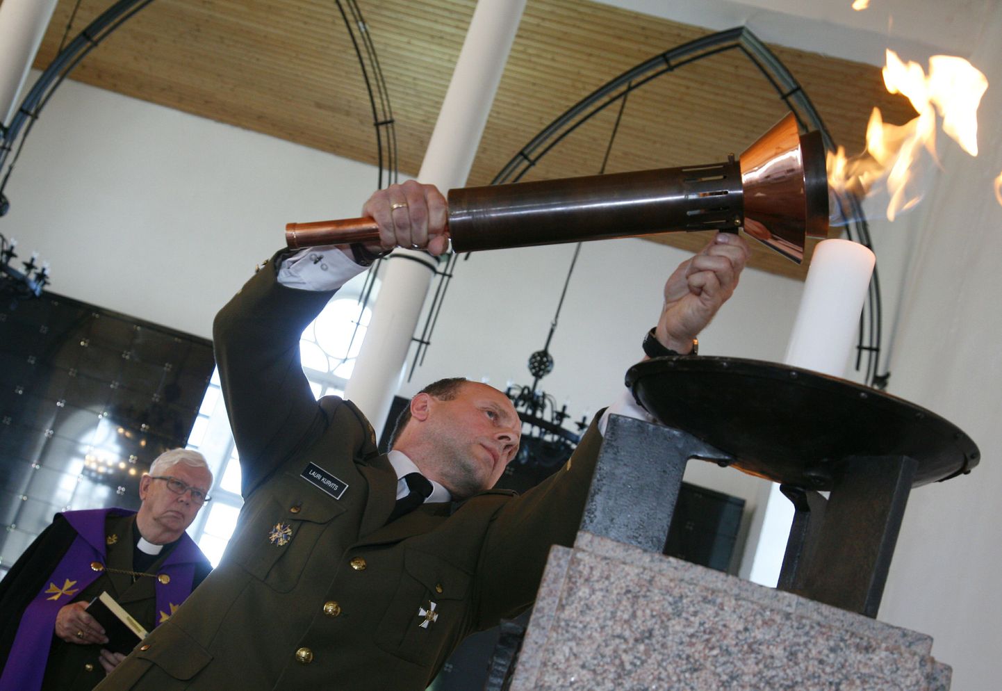 Toris Eesti sõjameeste mälestuskiriku altaris läidetud ja pühitsetud vabadussõja sangarite mälestustule toob paraadilinna Rakveresse kindral Johan Laidoneri Selts.