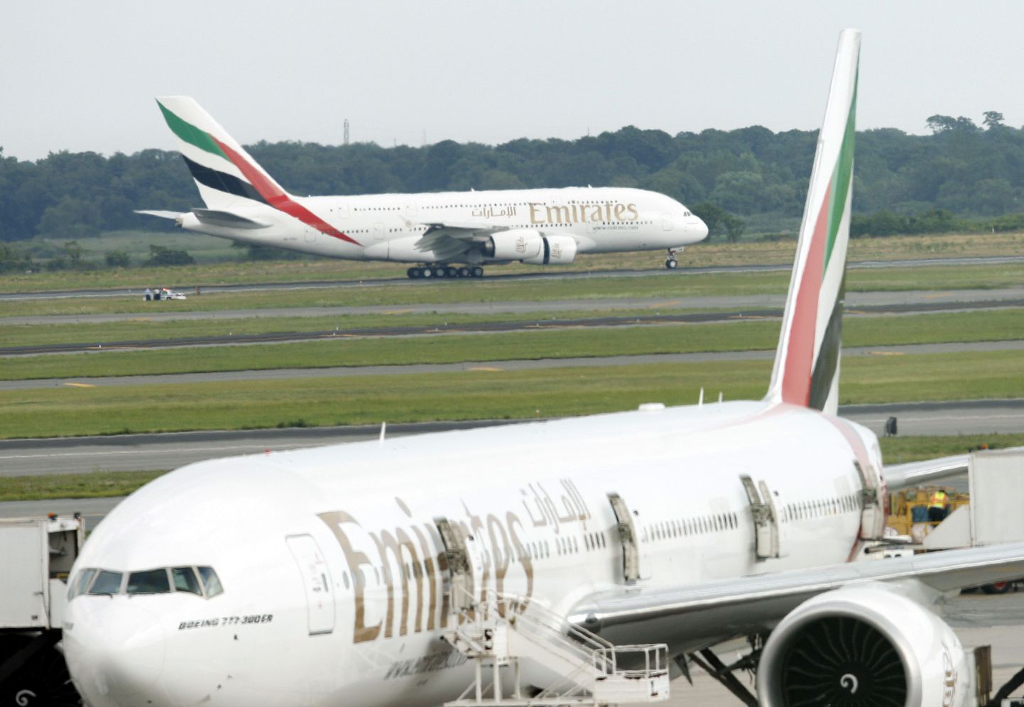Emirates Airlinesi Airbus A380 (taamal) möödumas sama kompanii Boeing 777 (esiplaanil) reisilennukist.