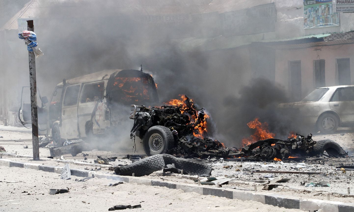 Põlevad sõidukid Muqdishos täna juhtunud pommiplahvatuse paigas.