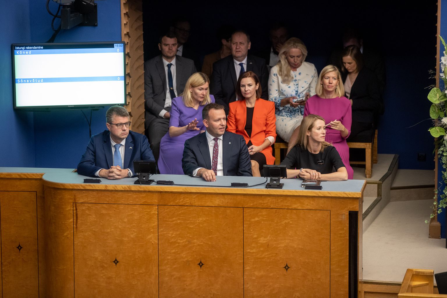 Pildil lahkuv valitsus.