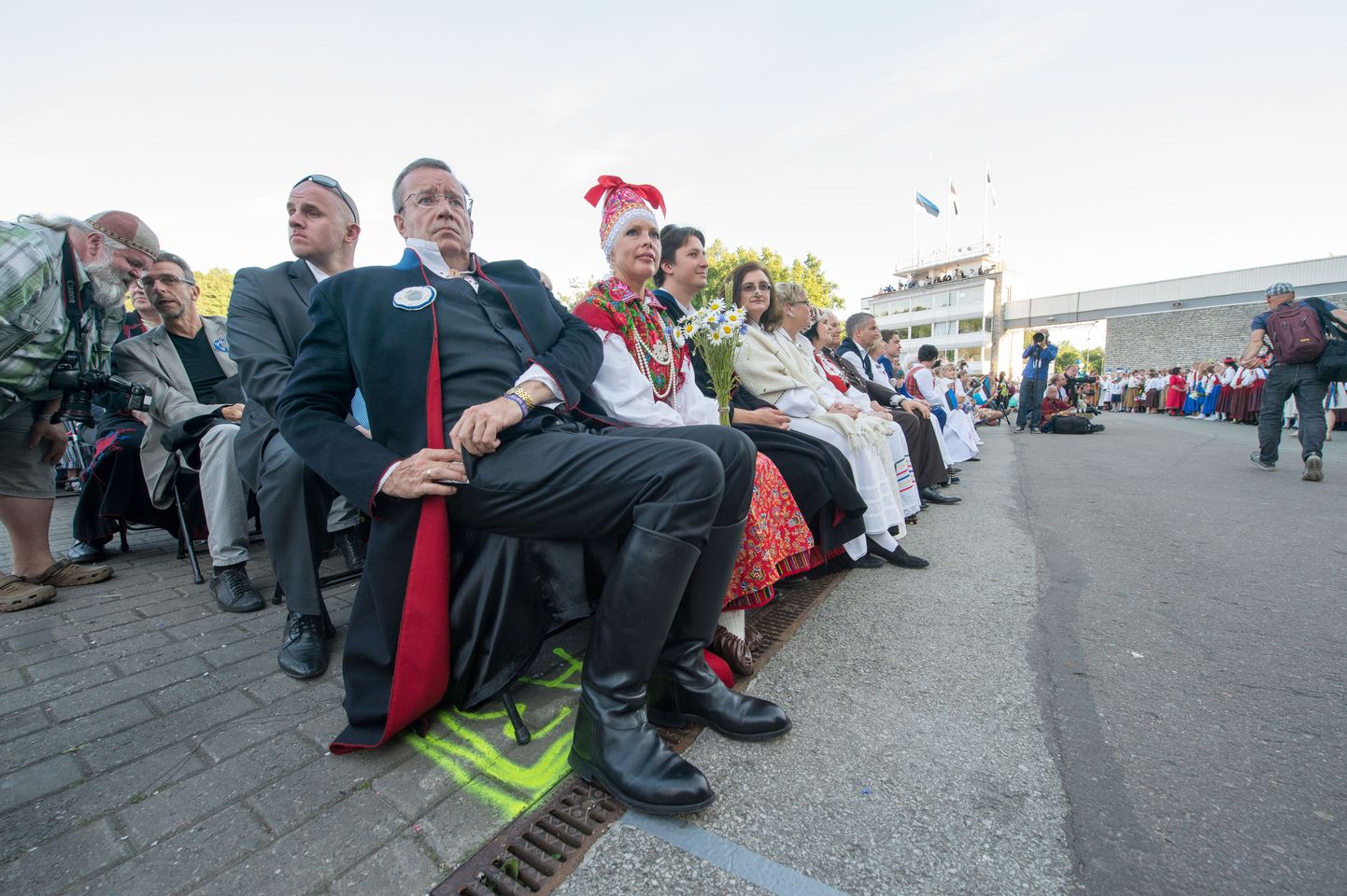 В черном национальном костюме с кровавым подбоем и кавалерийских сапогах сидел на певческом празднике президент эстонский Ильвес.