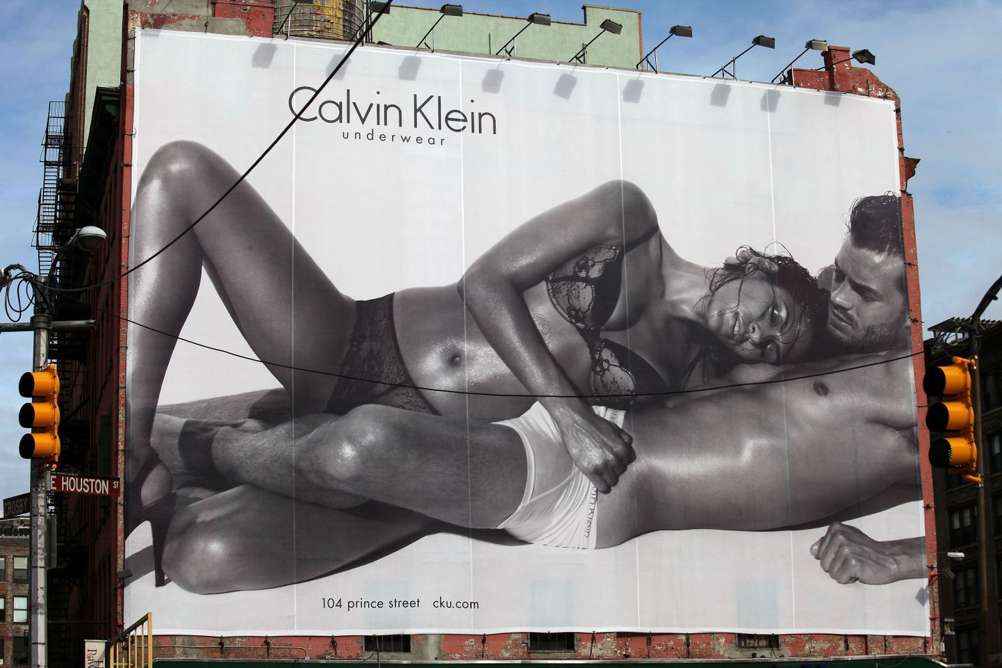 Eva Mendes ja Jamie Dornan poseerivad poolpaljalt Calvin Kleini aluspesu reklaamival hiigelplakatil.