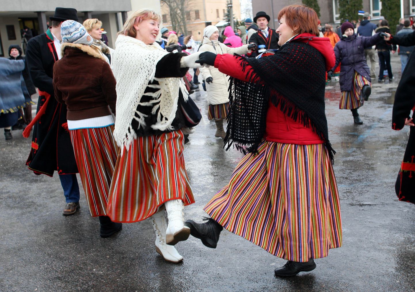 Hasartmängumaksu nõukogu otsustas detsembrikuu koosolekul toetada 20 000 krooniga Eesti tantsupedagoogide liidu projekt «XII Talvine tantsupidu Viljandis»