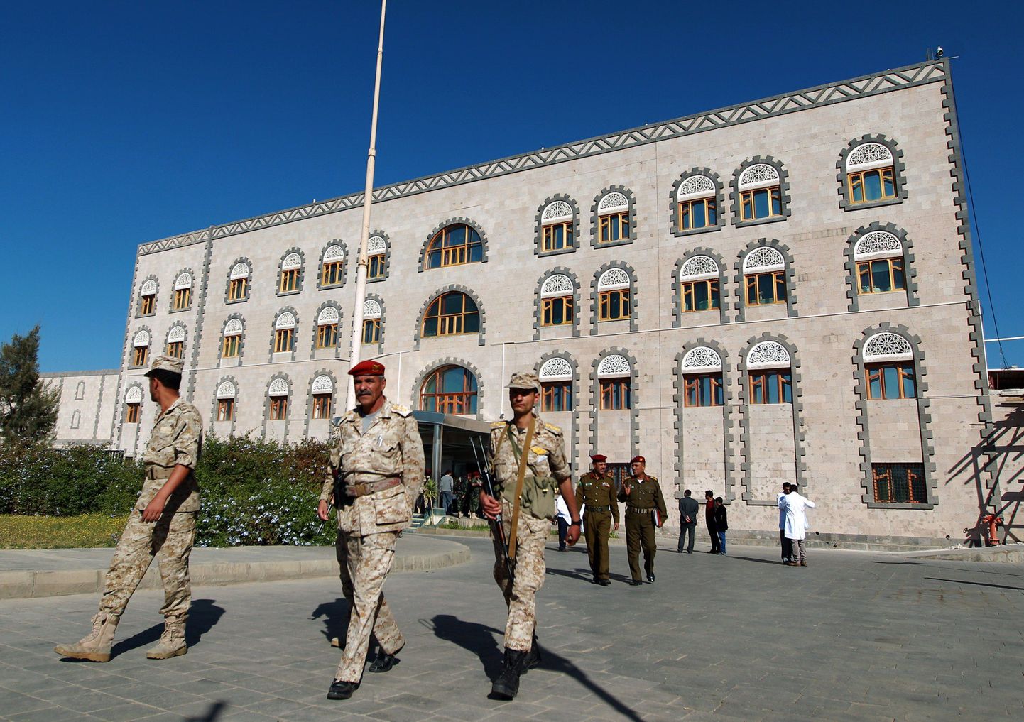 Jeemeni sõdurid kaitseministeeriumi hone juures pealinnas Sanaas.