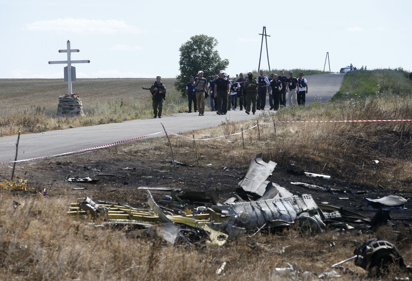 OSCE vaatlejad ja rahvusvahelised spetsialstid uurivad Malaysia Airlines'i lennu MH17 hukkumispaika.