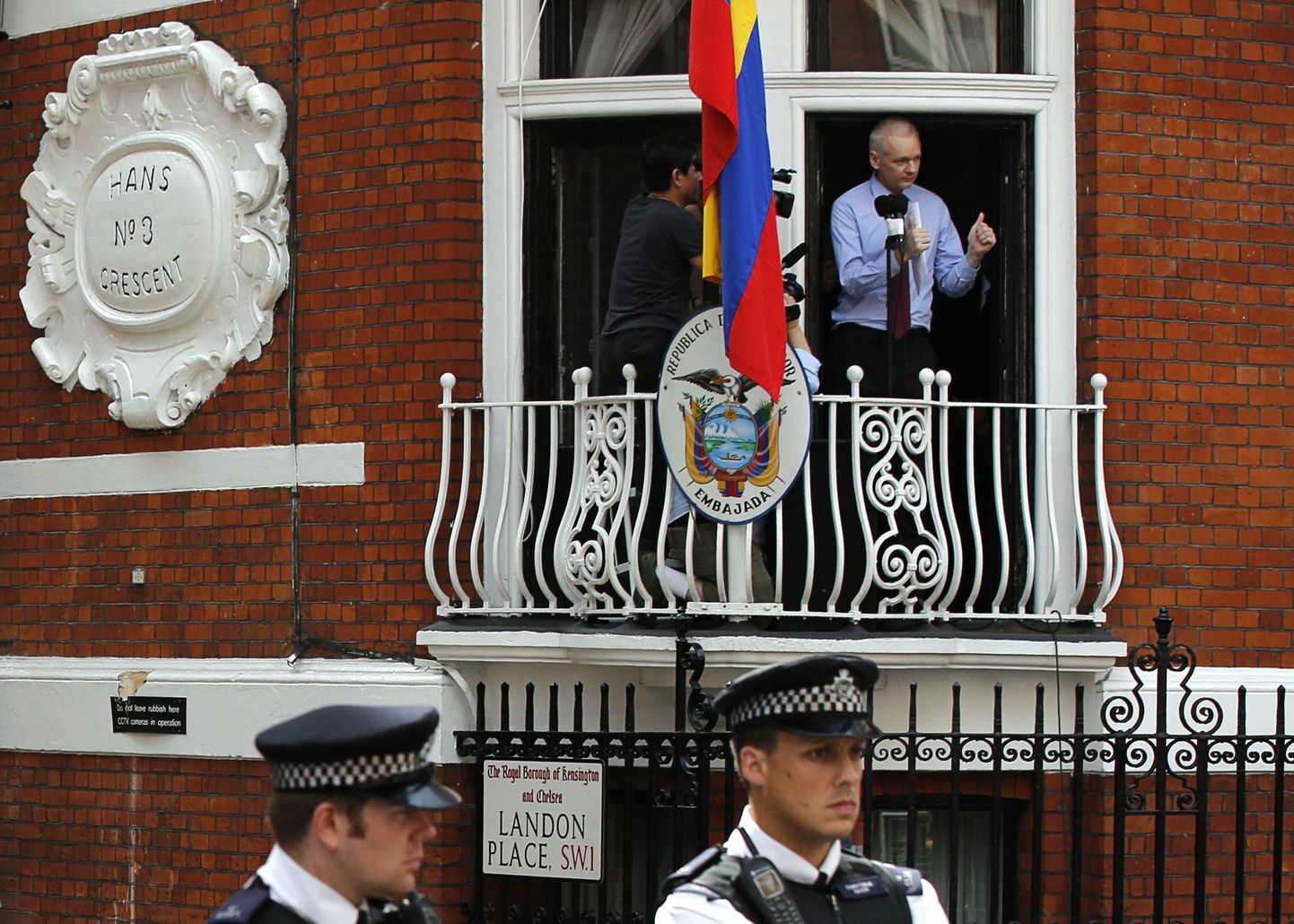Julian Assange Londonis Ecuadori saatkonna rõdul kõne pidamas