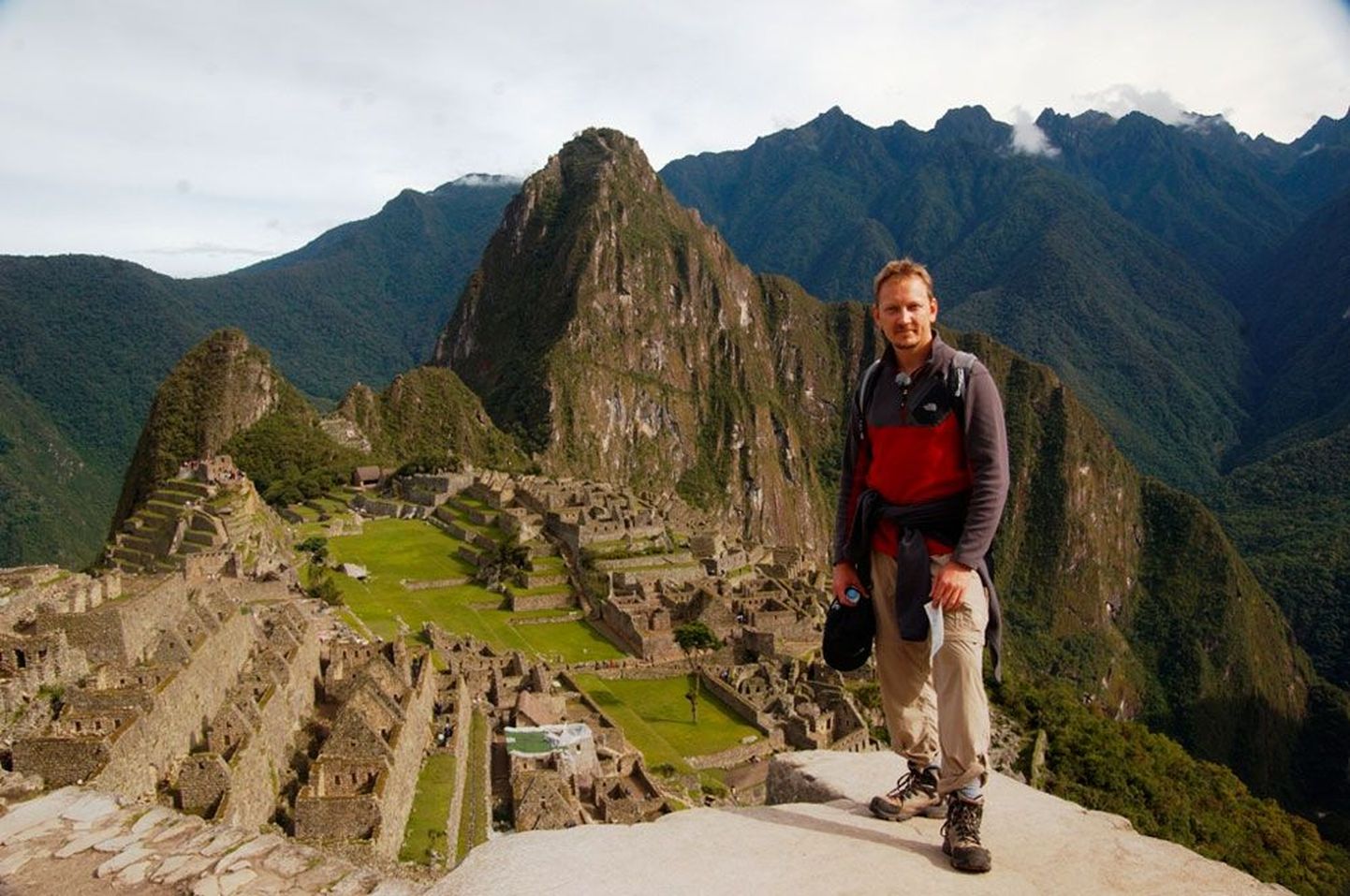 Seljakotirändur Teet Margna on pärast ränka teekonda jõudnud Andide 2400 meetri kõrgusel mäetipul asuva muistse püha linna Machu Picchu jalamil.