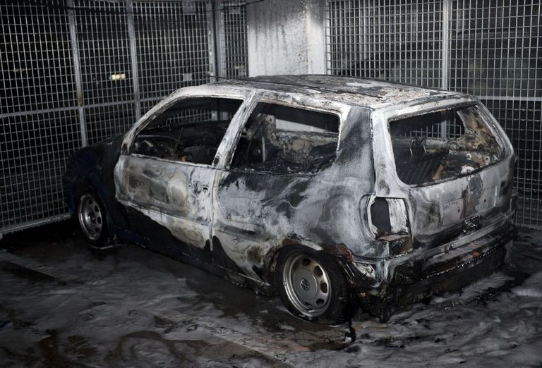 2013. aasta rahutuste käigus söestunud auto Rinkebys.  Foto: Jonathan Nackstrand/AFP/Scanpix