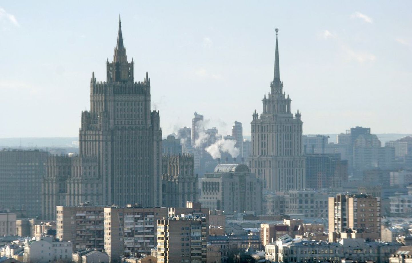 Высотка слева - здание МИД РФ.