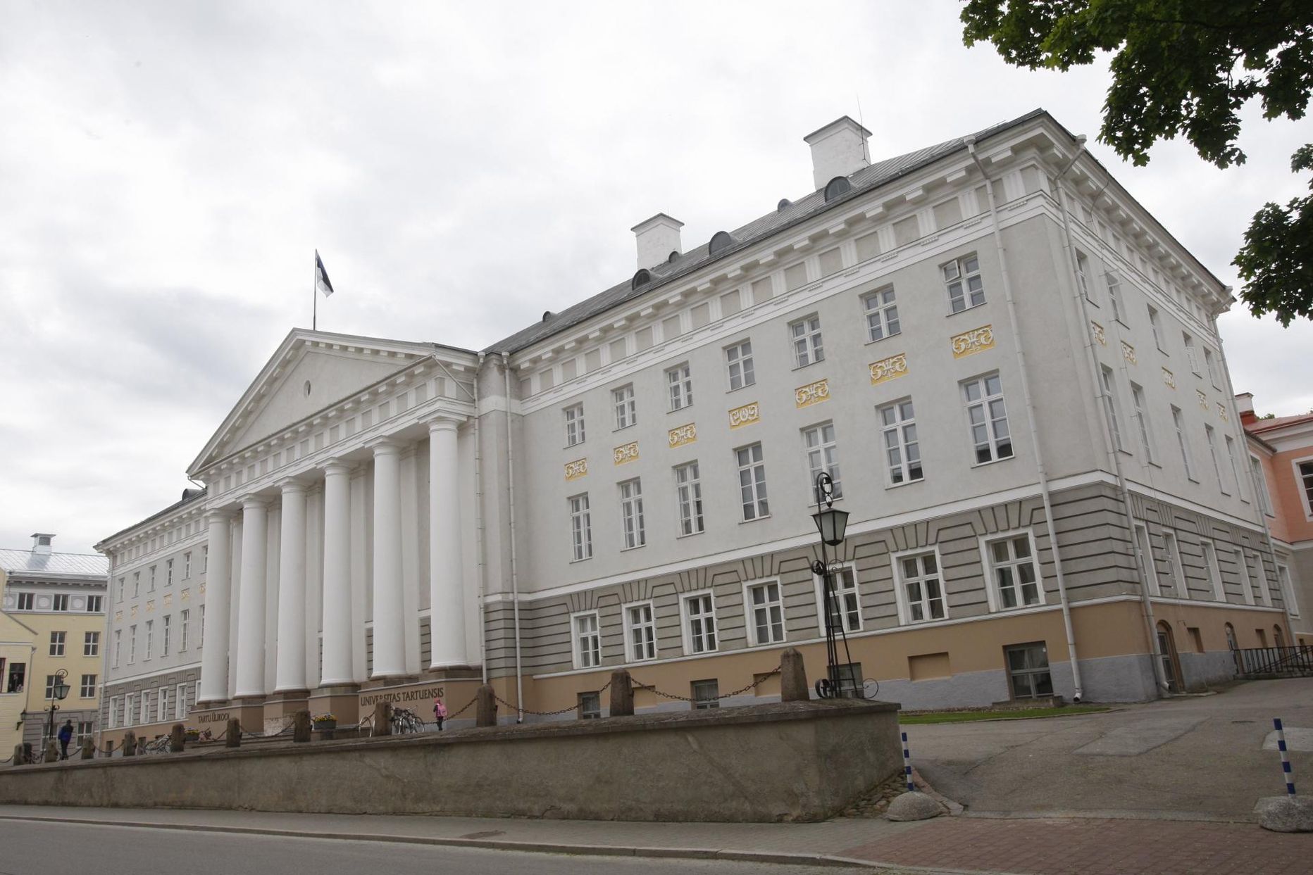 Tartu ülikooli peahoone. Ülikooli õppeprorektor tunnistas, et tagasiside kogumine pole päris anonüümne ning nüüd vaadatakse tagasiside juures kuvatav selgitus üle.