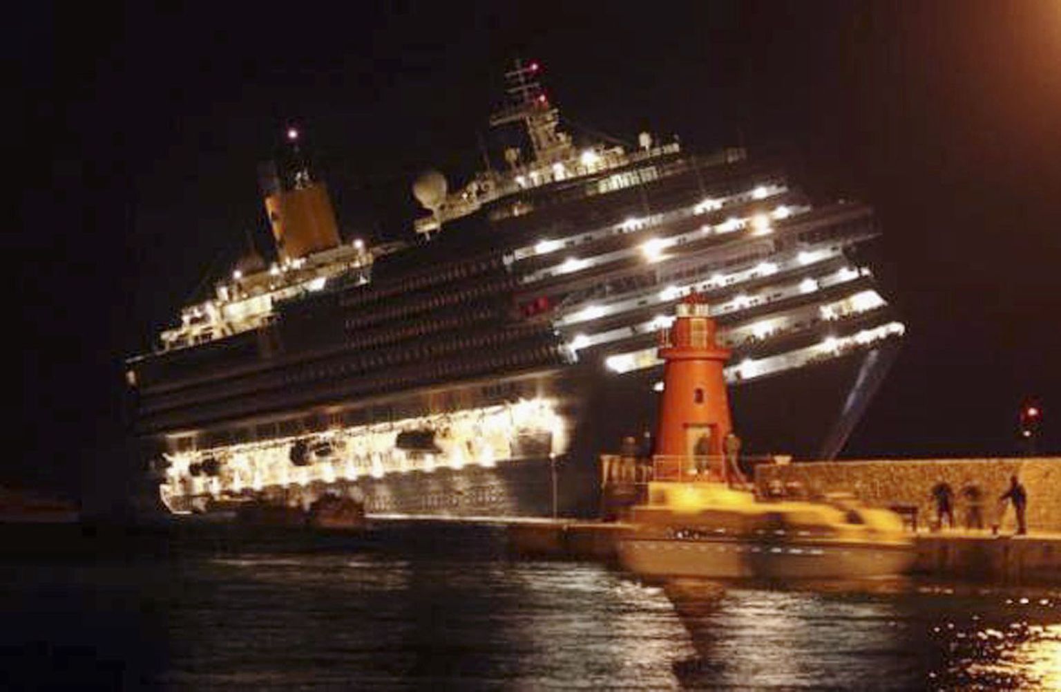Kruiisilaev Costa Concordia Giglio saare juures.