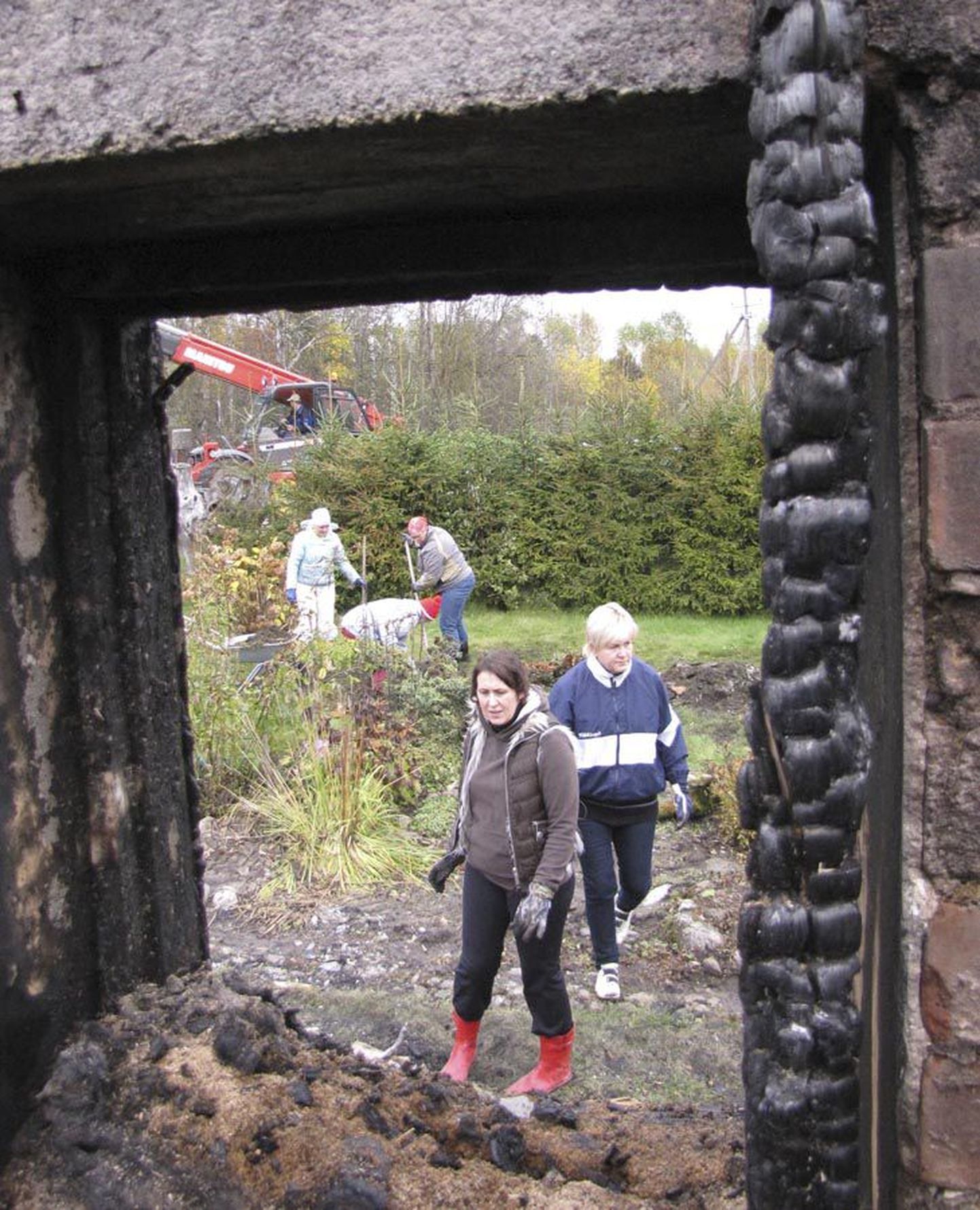 Viljandi Fellini liikmed aitasid Kildul elaval perel tulekahjus hävinud kodu varemeid koristada.
