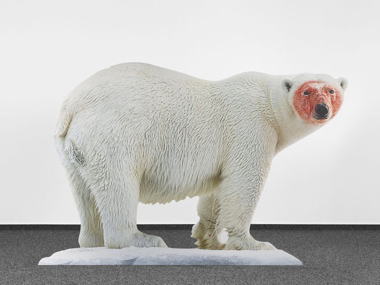 Foto eine lõpetanud jääkarust sümboliseerib Katja Novitskova sõnul meie verist maailma. «Tulevik tuleb verine. Praegune hetk on ka verine.» Paviljoni külastavas inimeses tahab kunstnik tekitada ebamugavustunnet ja teadmist, et maailm on kriisis.