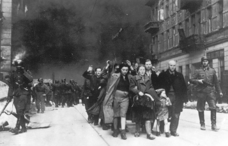 1943: natsisõdurid viivad Varssavi getost välja juudiperekonda, keda ootab koonduslaager. Foto: Scanpix