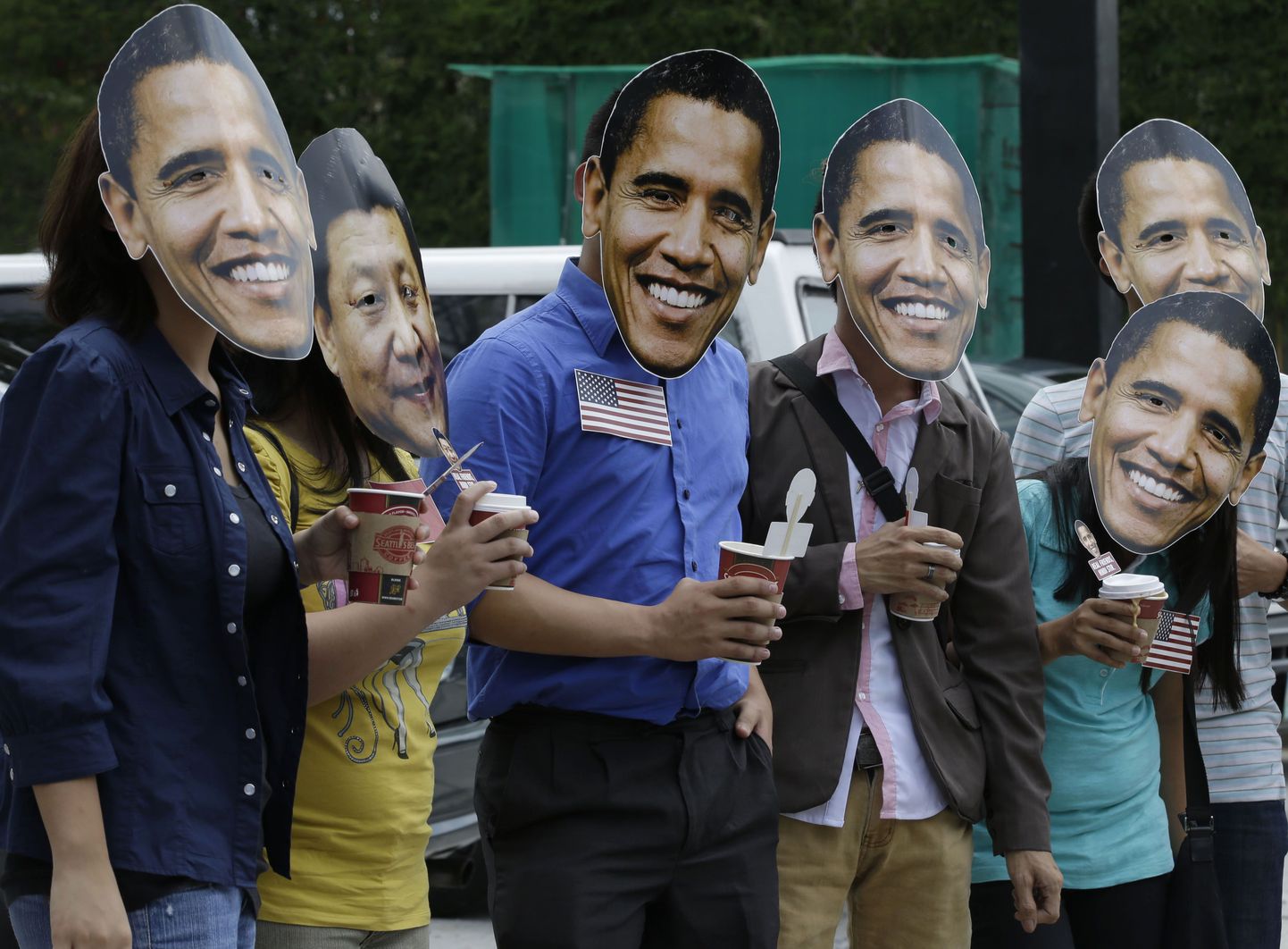 Manilast kirdes asuvas Quezonis toimus täna meeleavaldus, kus kanti USA presidenti Barack Obamat ja Hiina riigipead Xi Jinpingi kujutavaid  maske.