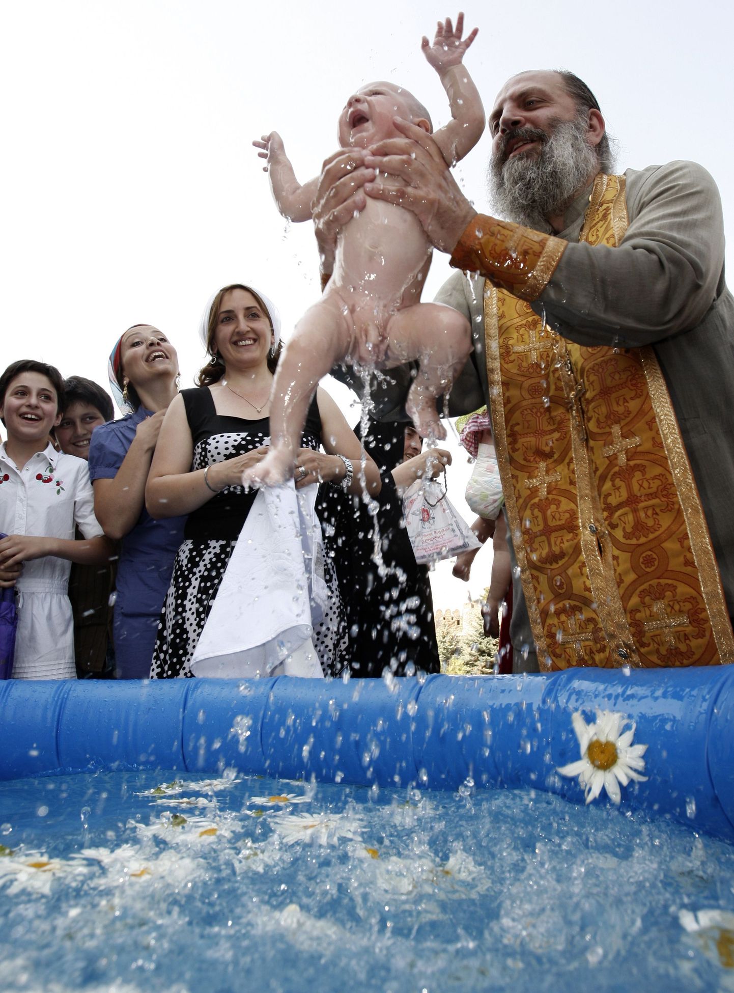 Laps uppus ristimisel