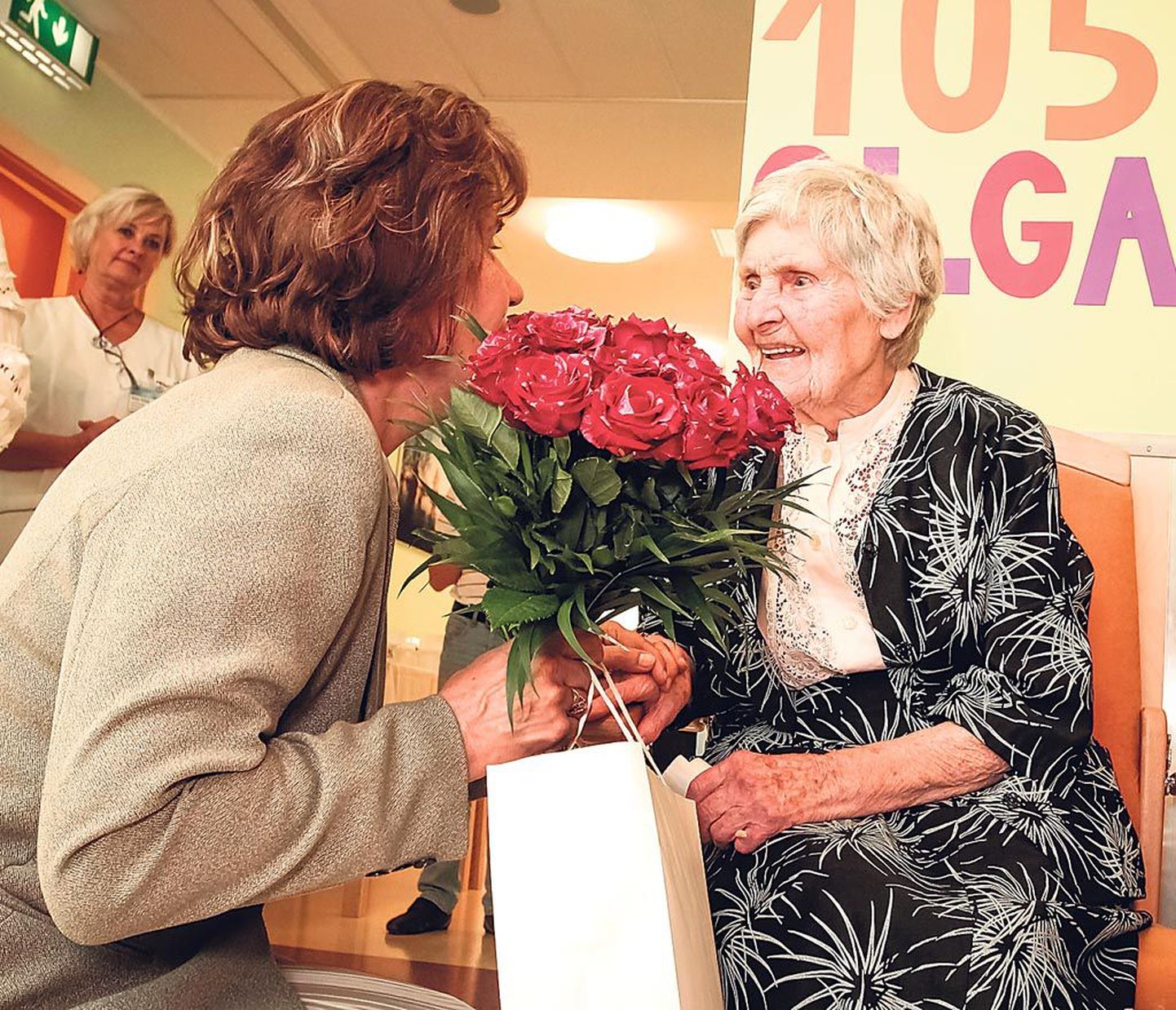 Pärnu linnavalitsuse nimel õnnitles Pärnu vanimat elanikku Olga Mihhailovat abilinnapea Jane Mets.