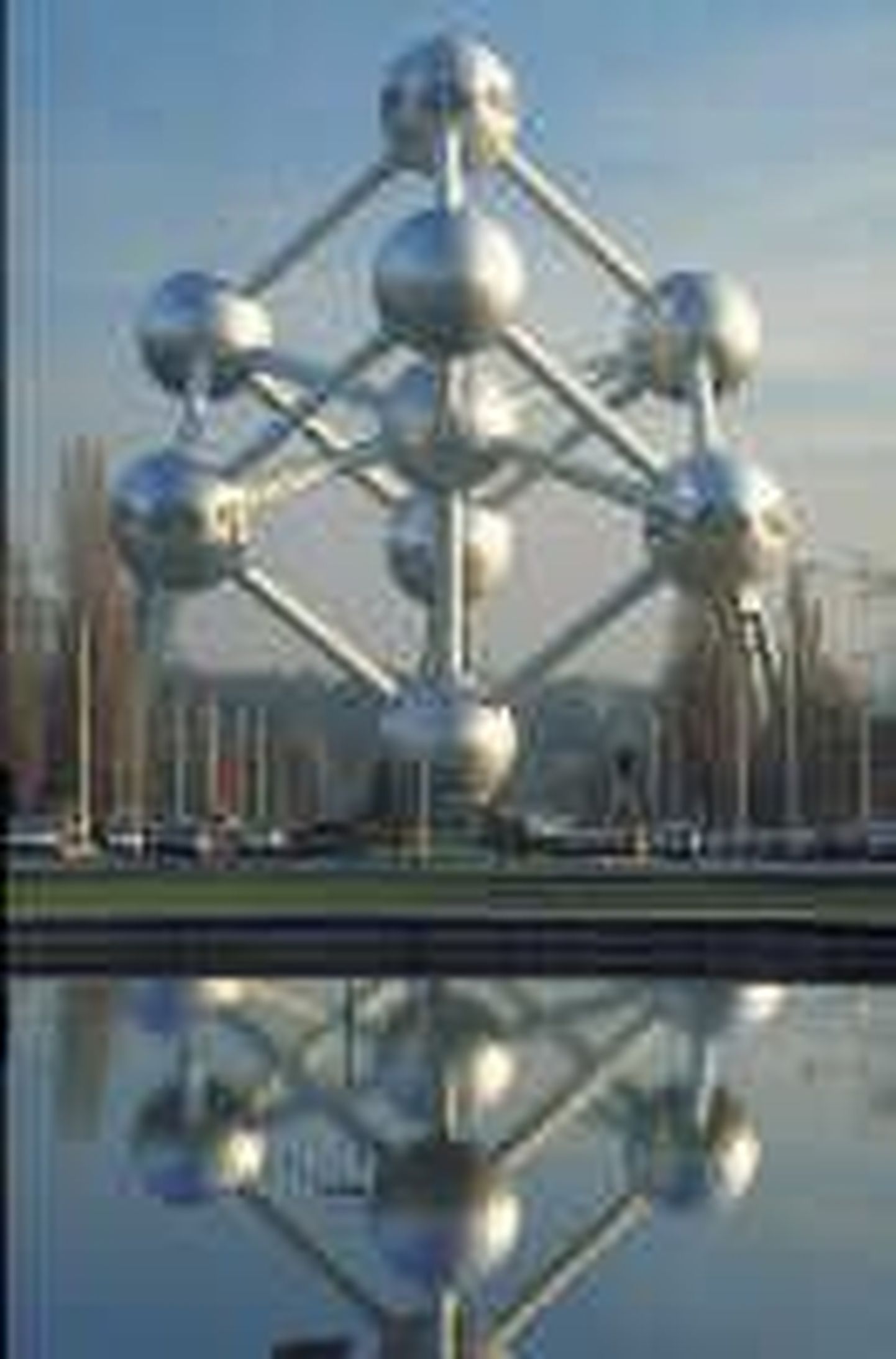 Belgiasse on reisinud tõenäoliselt kõik parlamendisaadikud, sest seal asub Euroliidu pealinn Brüssel koos mitmete tähtsate organisatsioonide peakorteritega. Pildil Brüsselis paiknev rauamolekuli kujuline ehitis, mis sümboliseerib tehnilist progressi.