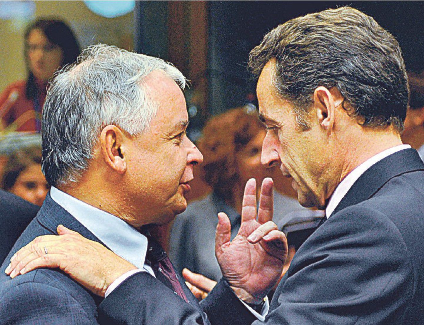Majanduskriis Poolas: president Lech Kaczynski (vasakul) koos Prantsusmaa kolleegi Nicolas Sarkozyga. Kaczynski pidi Brüsselisse sõitma väljaspool ametlikku delegatsiooni, kuna valitsus nimetas teda majandusasjade arutamisel küündimatuks.
