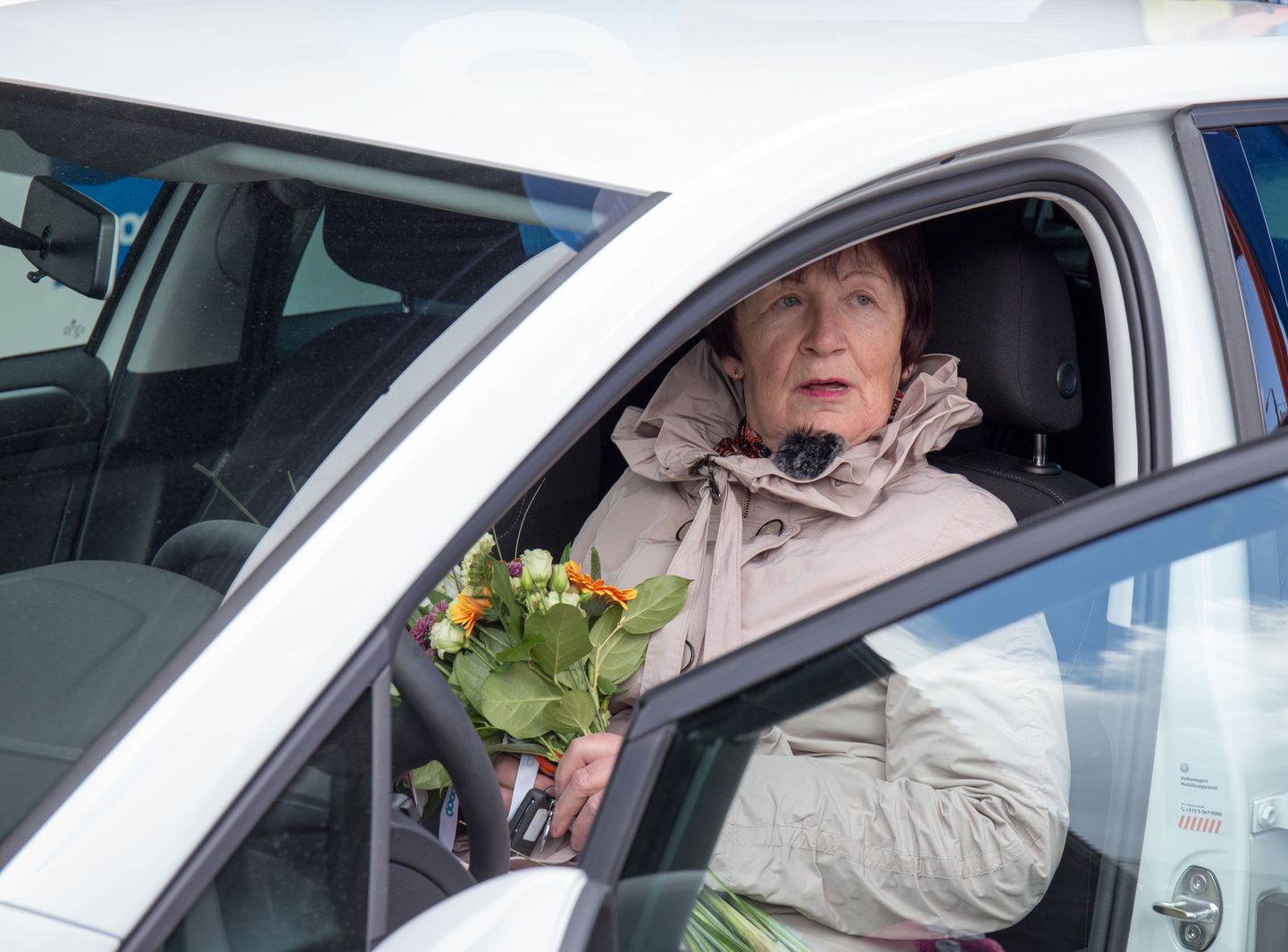 Viljandis elav Antonina Zujeva sai eile Maksimarketi juures kätte võiduauto Volkswagen Golfi.