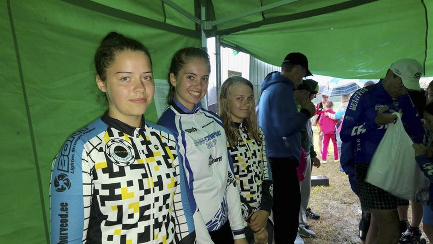 Naisjuunioride üldarvestuse kolm kiireimat (vasakult) Maryte Mooses (Lääne-Viru kuld), Elizabeth Jõgi ja Birgit Toming (Lääne-Viru hõbe).