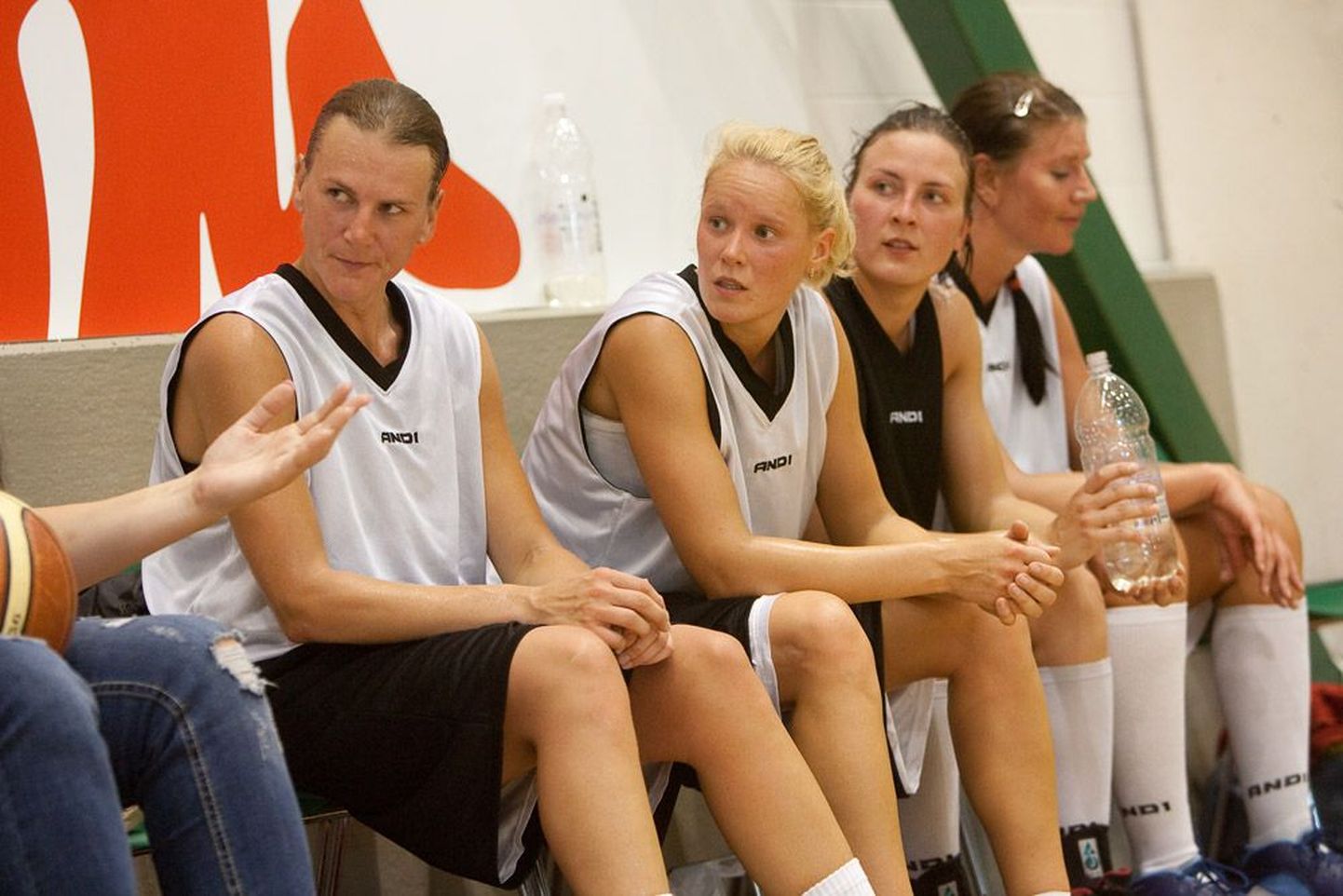 Korvpallikoondislased Gerly Kostla (vasakult), Merike Anderson ja Heila Rosenfeldt kuulavad hoolega kaaslase juttu.