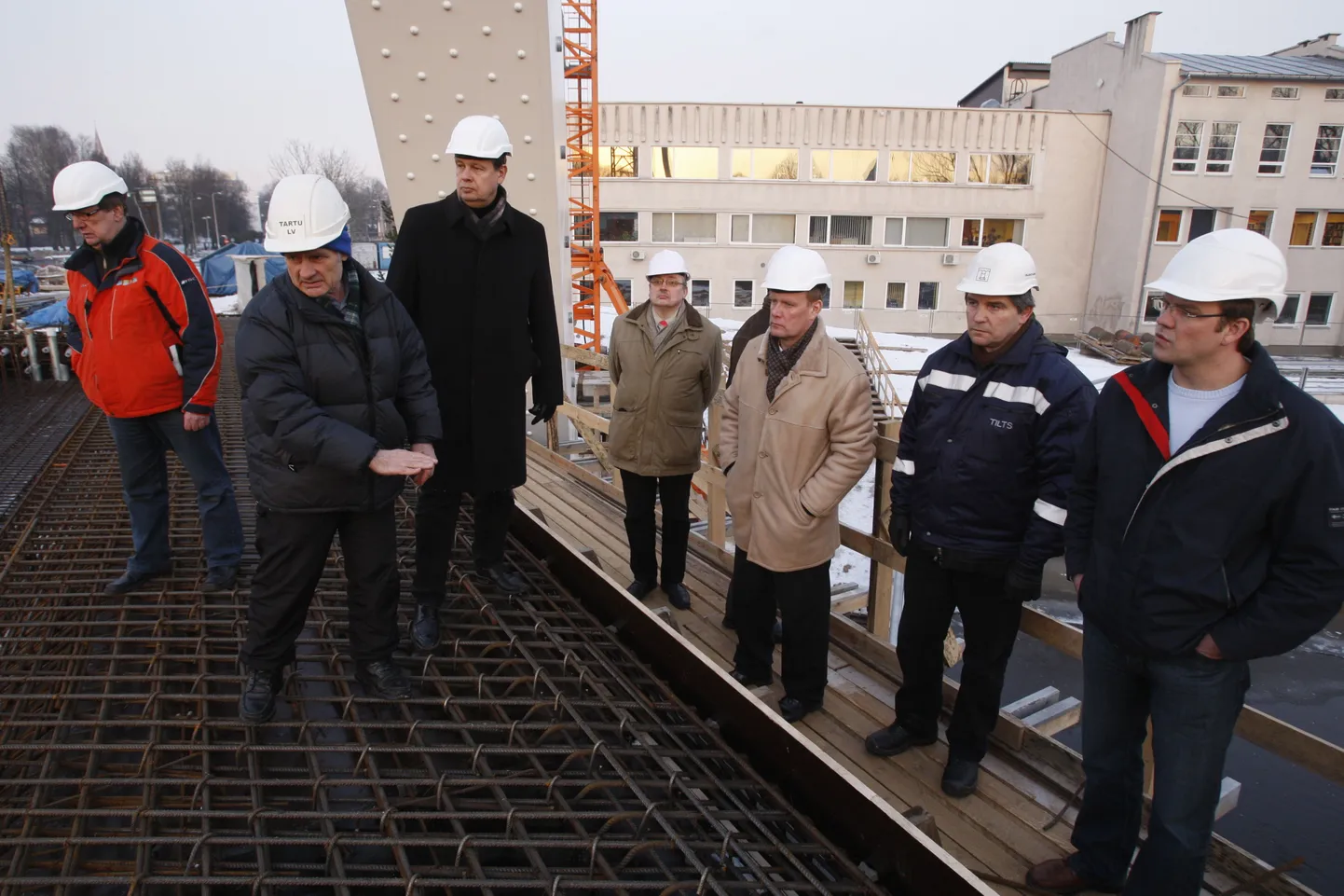 Tartu linnavolinikud käisid täna tutvumas Laia tänava silla ehitusega.